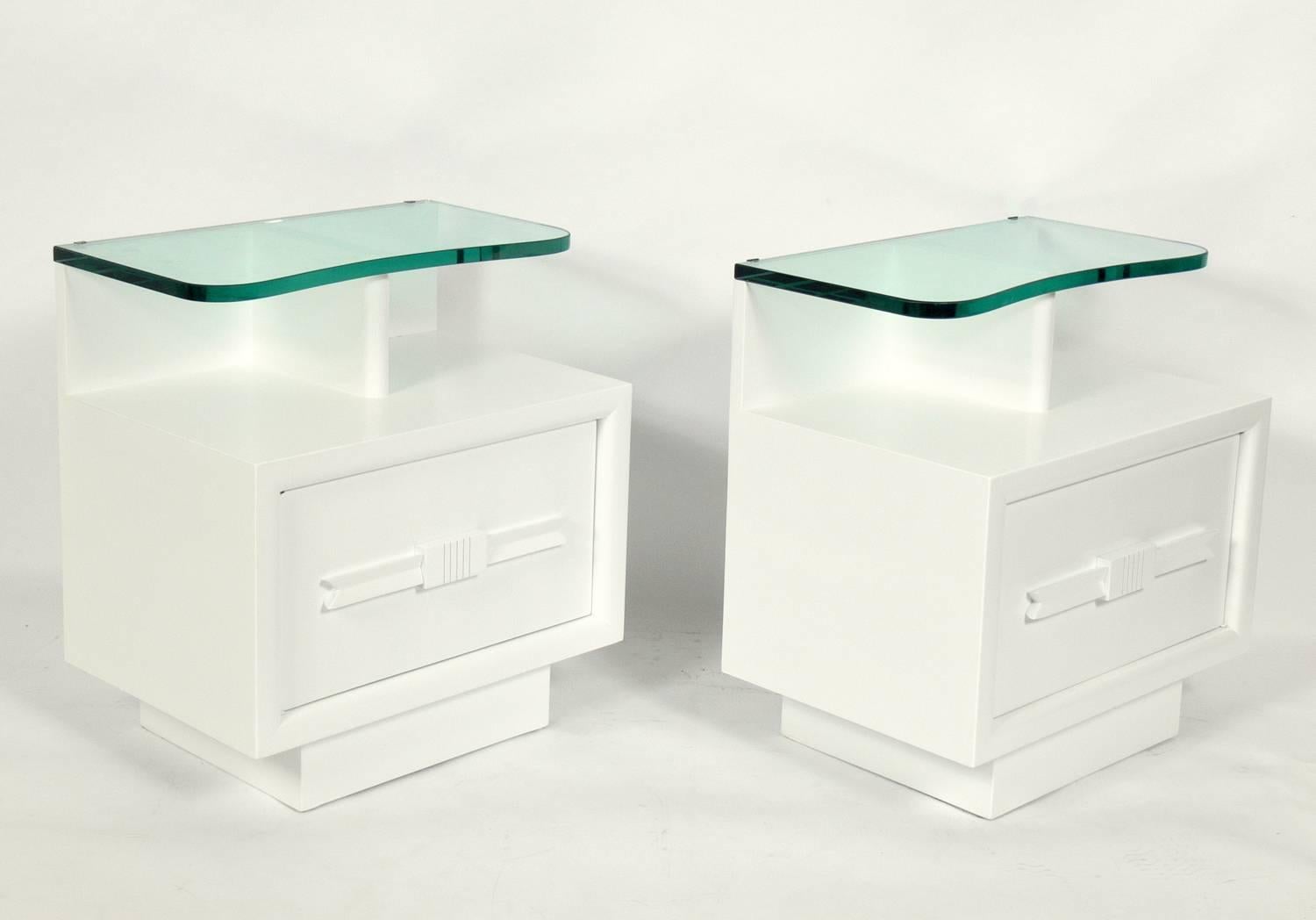 Hollywood Regency Pair of Glamorous 1930s White Lacquer and Glass Nightstands