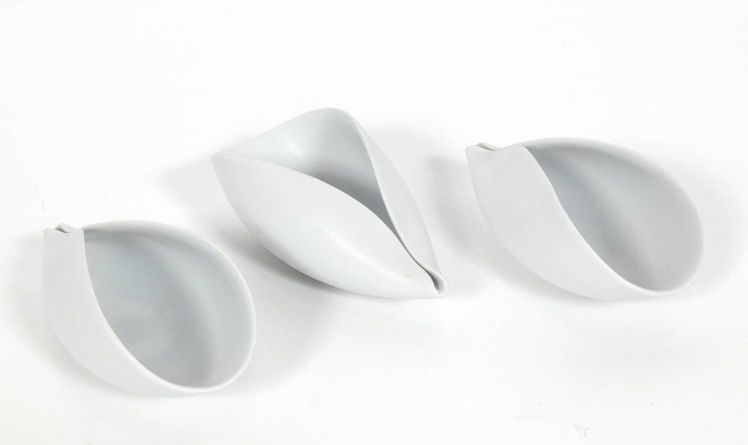 Group of Fourteen Sculptural White Veckla Pottery Pieces by Stig Lindberg In Good Condition For Sale In Atlanta, GA