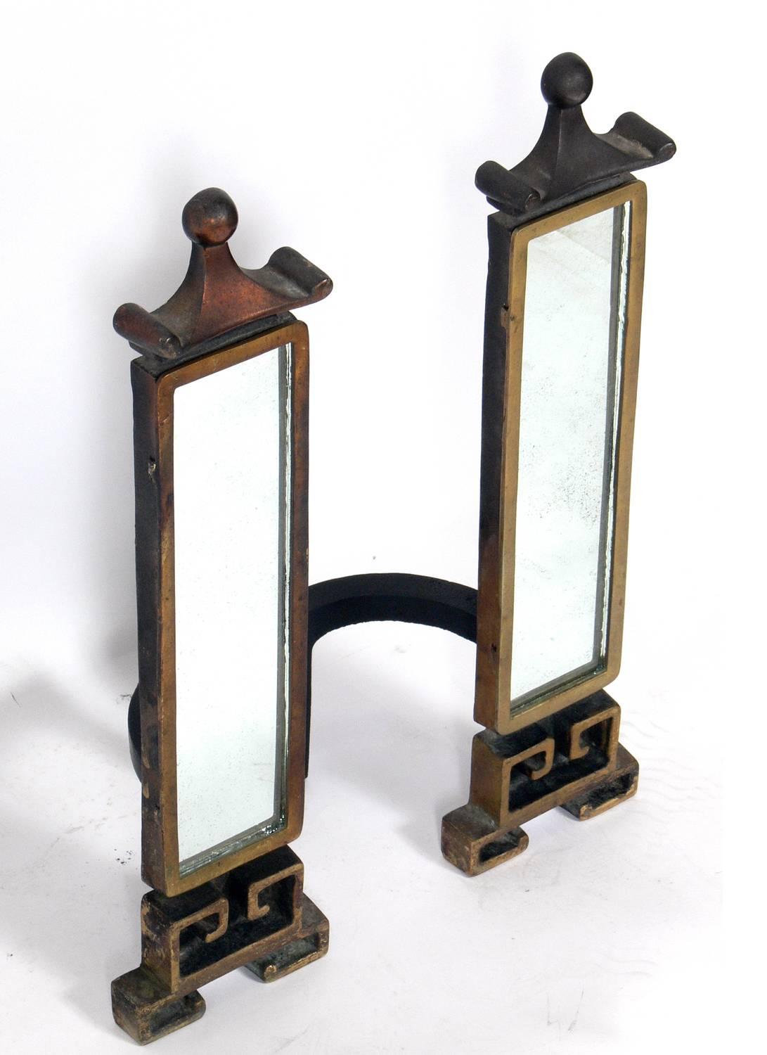 Elegante Chinoiserie-Spiegel-Andirons, amerikanisch, ca. 1940er Jahre. Sie behalten ihre warme Originalpatina des Messings.