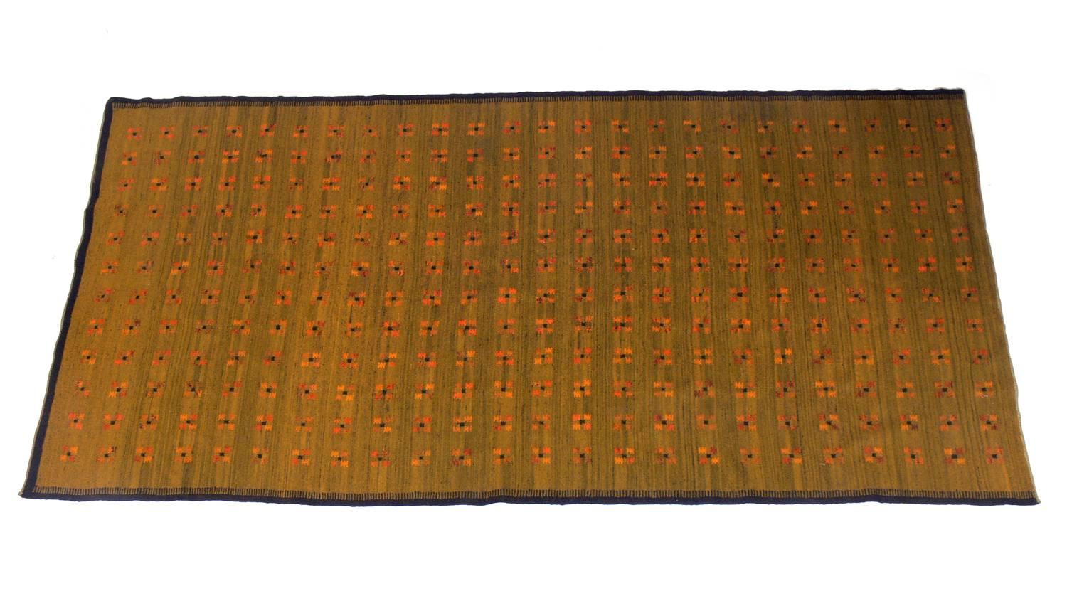 Dänischer moderner Flachgewebeteppich, wahrscheinlich schwedisch, um 1950. Schönes dichtes Gewebe mit einem schönen Muster in Goldrutegelb auf grünem Feld. Dieser Teppich hat eine beeindruckende Größe von 10,5' x 5'.