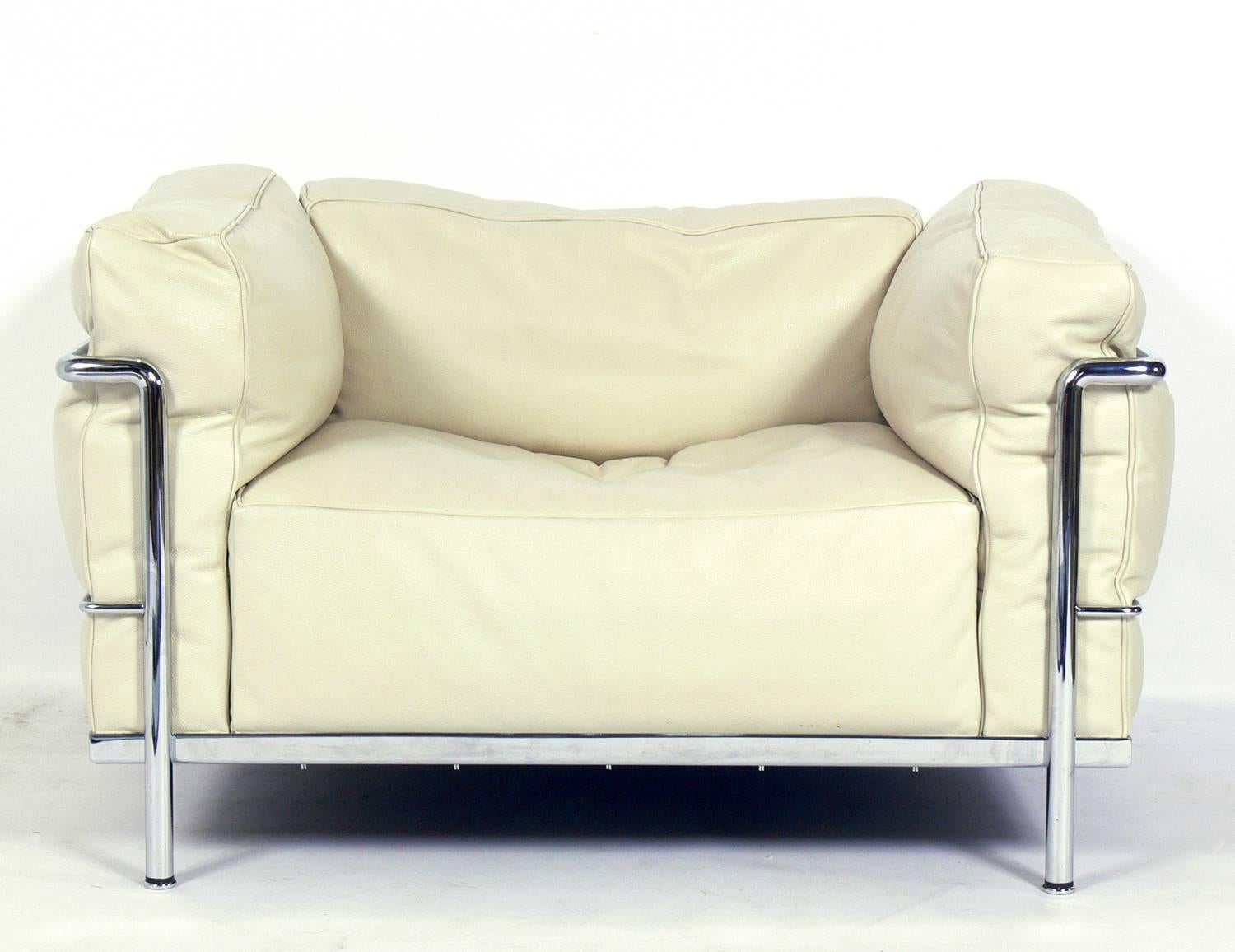 Modern LC3 grand comfort leather lounge chair, designed by Le Corbusier for Cassina, Italian, circa 2000s. Nearly new condition with the original ivory color leather cushions.