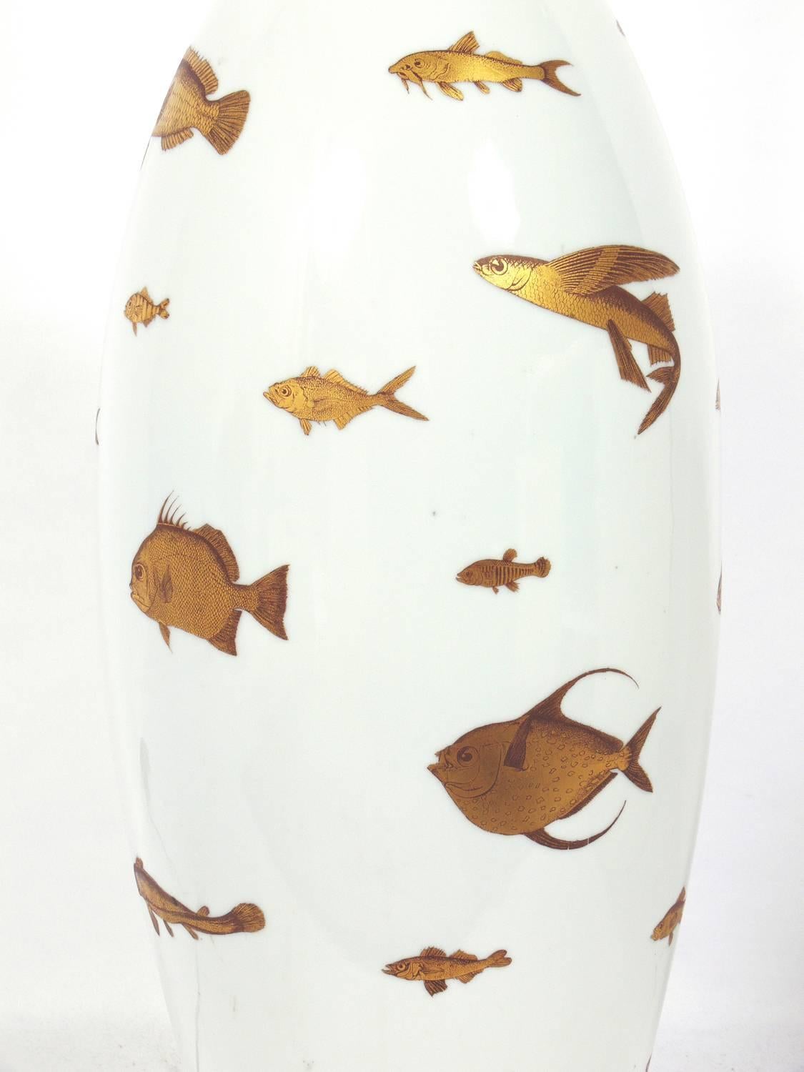 Hollywood Regency Lampe en forme de poisson en porcelaine blanche et or en vente