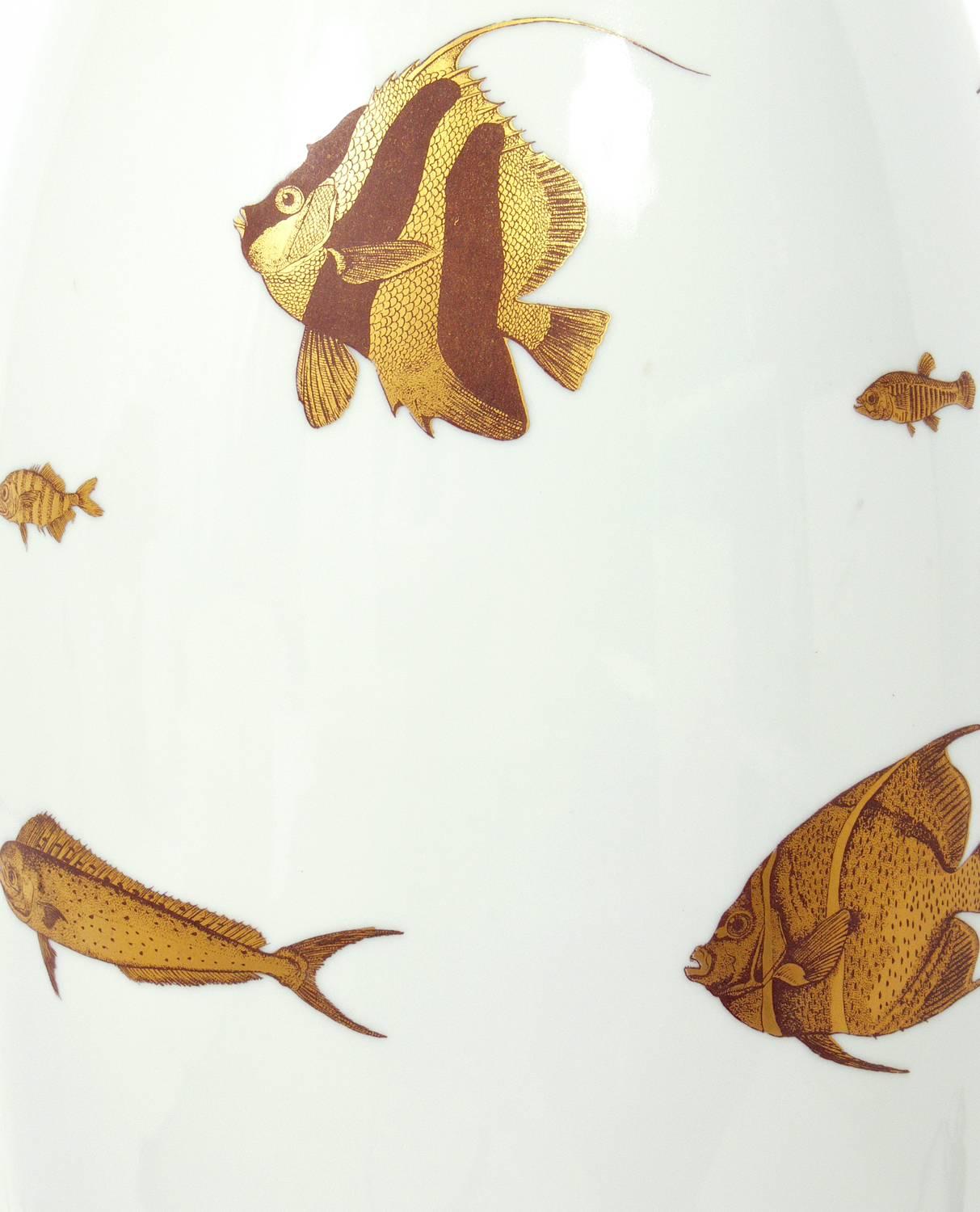 Français Lampe en forme de poisson en porcelaine blanche et or en vente
