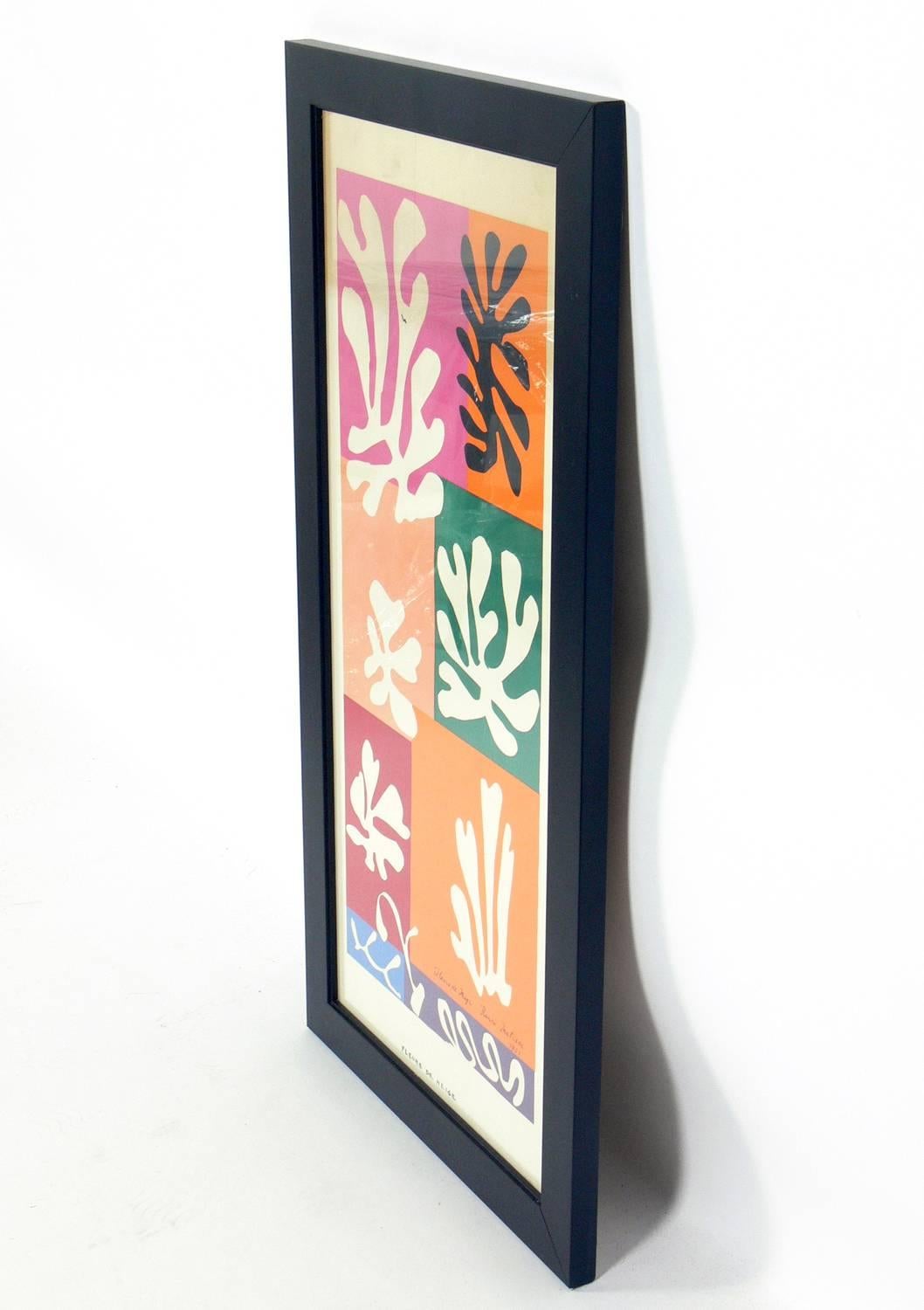 Lebendige Farblithografie nach Henri Matisse, ca. 1950er Jahre. Signiert, datiert 1951 und betitelt, alles innerhalb der Lithografie. Es ist in einem schlichten, sauber ausgeführten, schwarz lackierten Galerierahmen aus Holz unter Glas gerahmt.