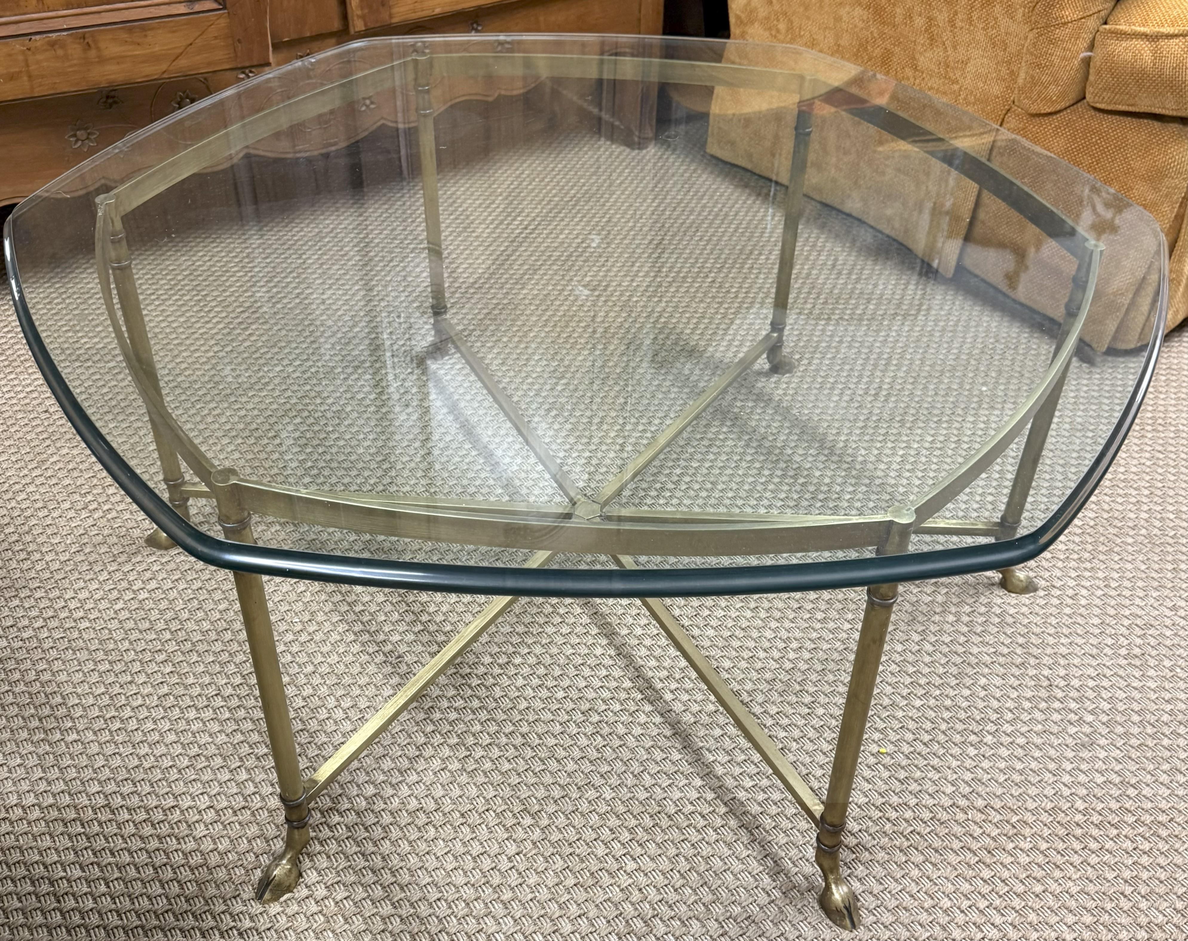 Incarnation exquise du raffinement français et du glamour du milieu du siècle, cette table basse de la Maison Maison est une symphonie de formes sculpturales et d'élégance classique. Fabriquée en France au XXe siècle, la pièce rend hommage au style
