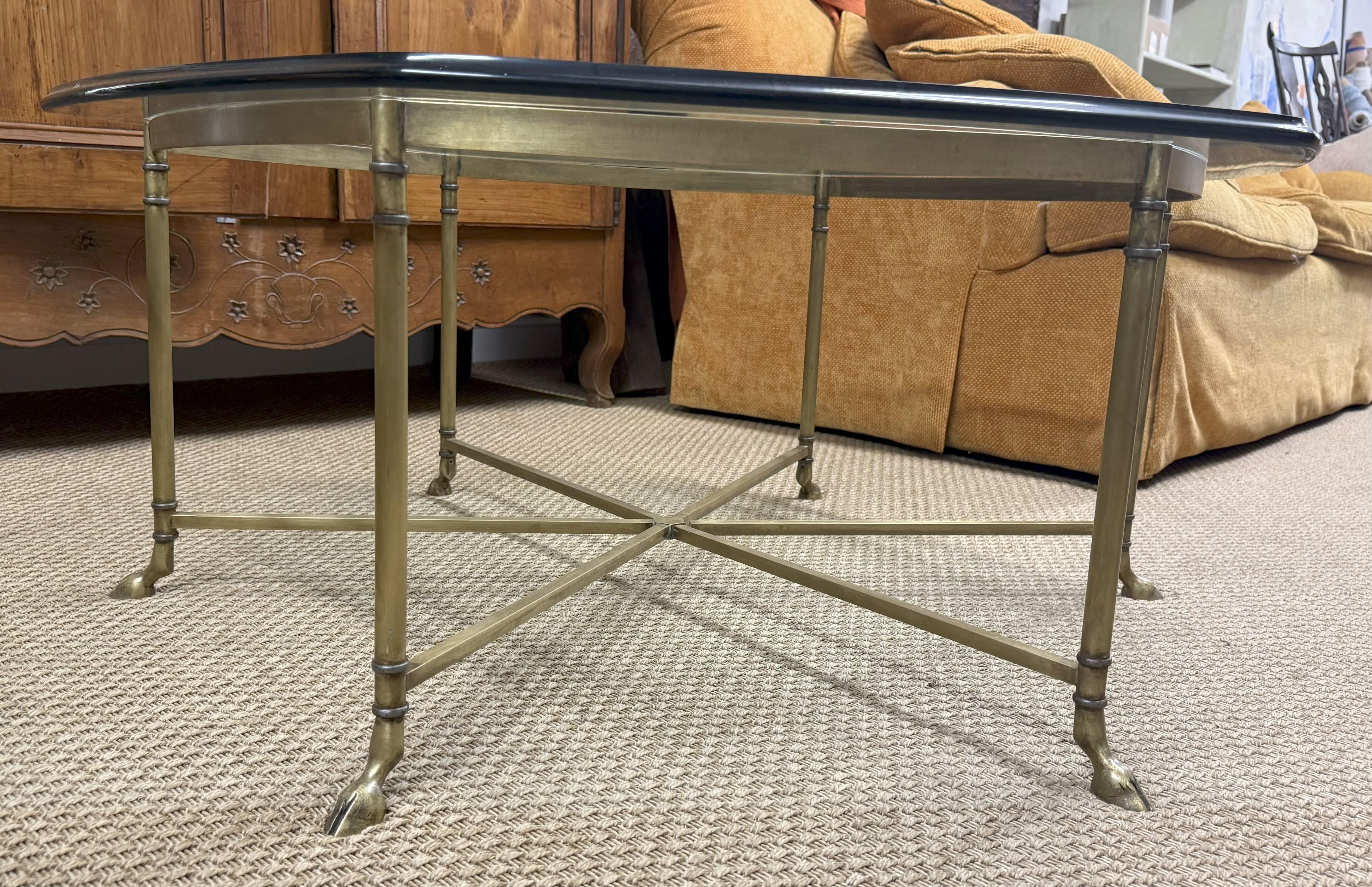 20ième siècle Maison Jansen Table basse à pied en sabot de style Régence avec plateau en verre en vente