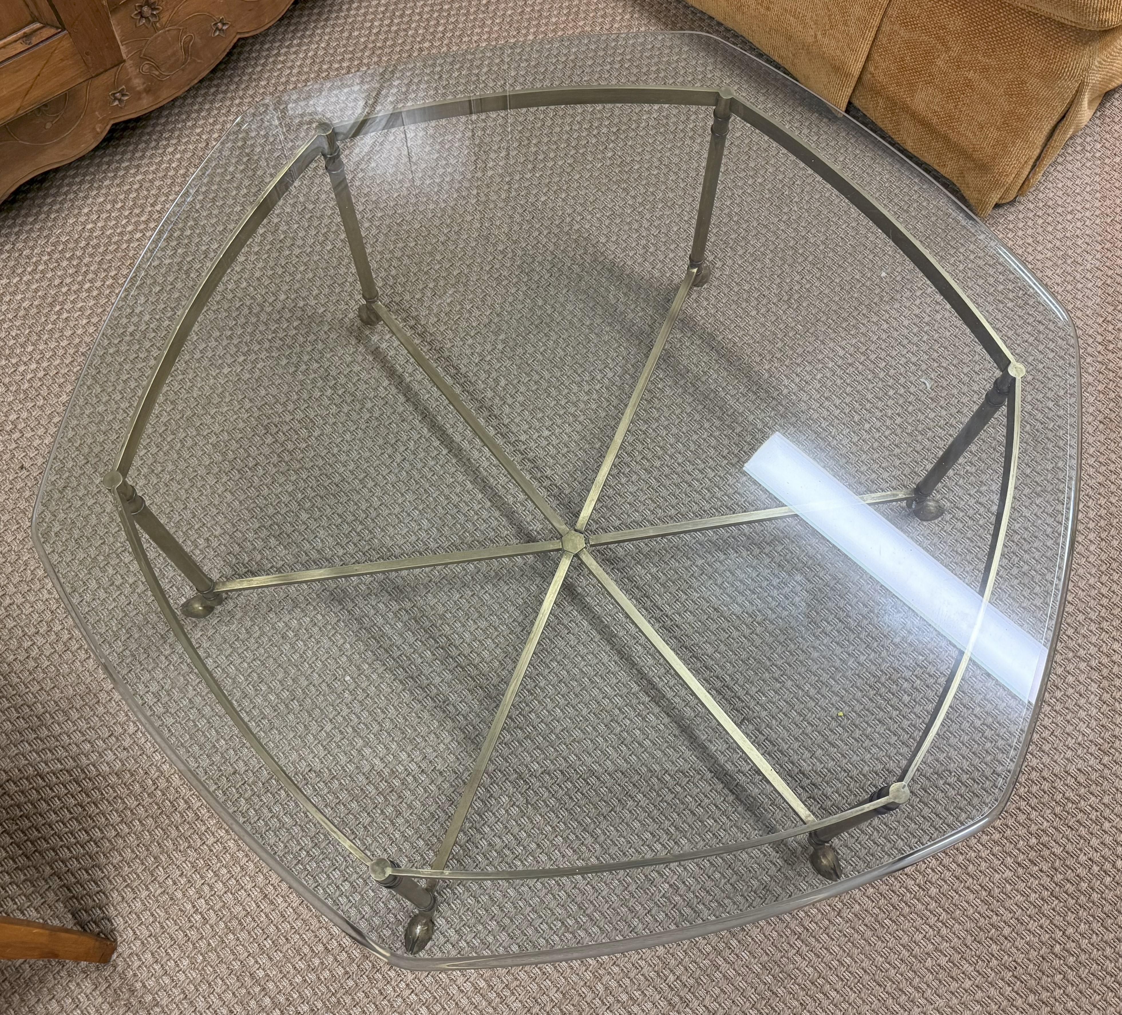 Maison Jansen Table basse à pied en sabot de style Régence avec plateau en verre Bon état - En vente à Middleburg, VA