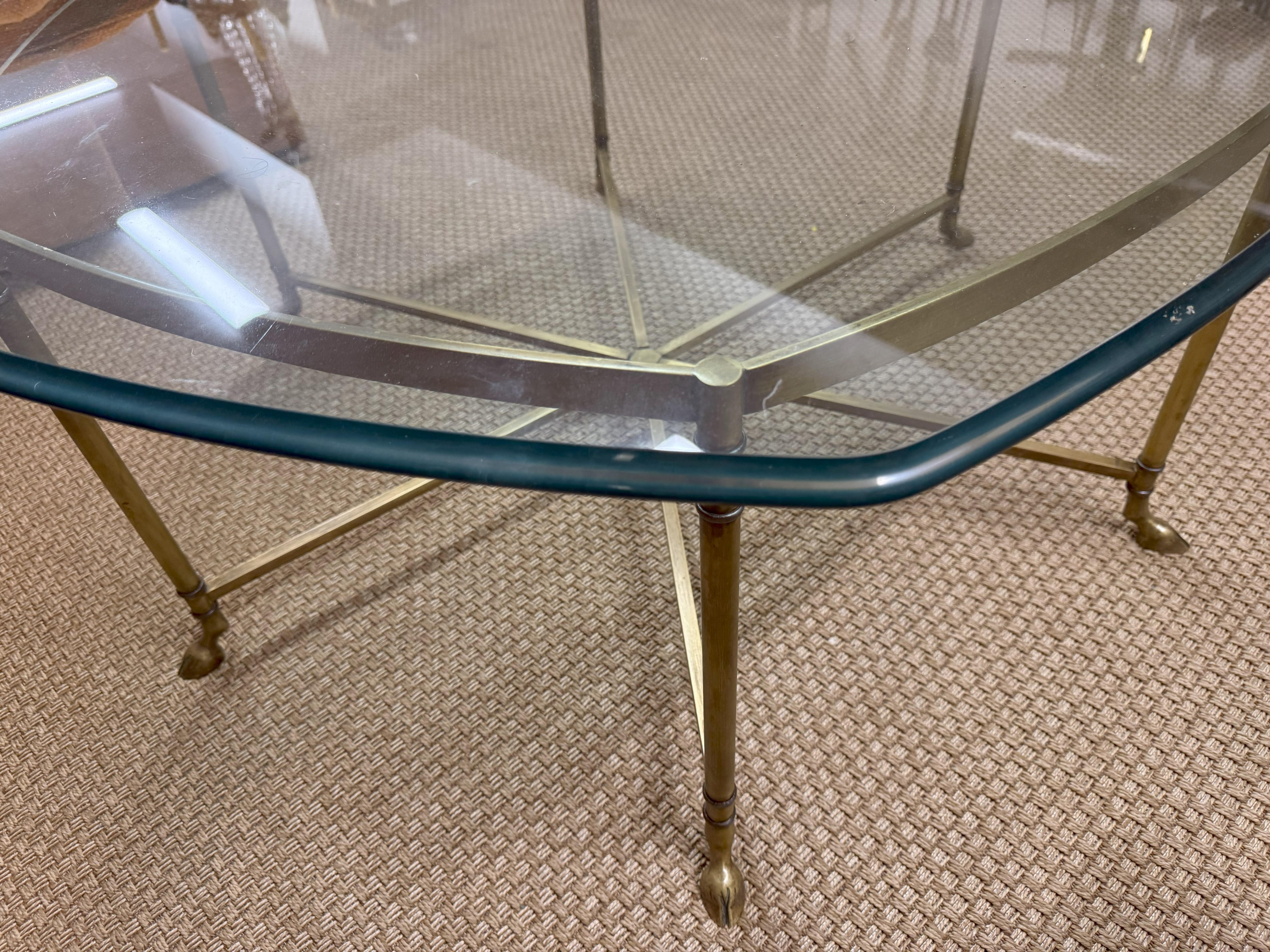 Maison Jansen Table basse à pied en sabot de style Régence avec plateau en verre en vente 2