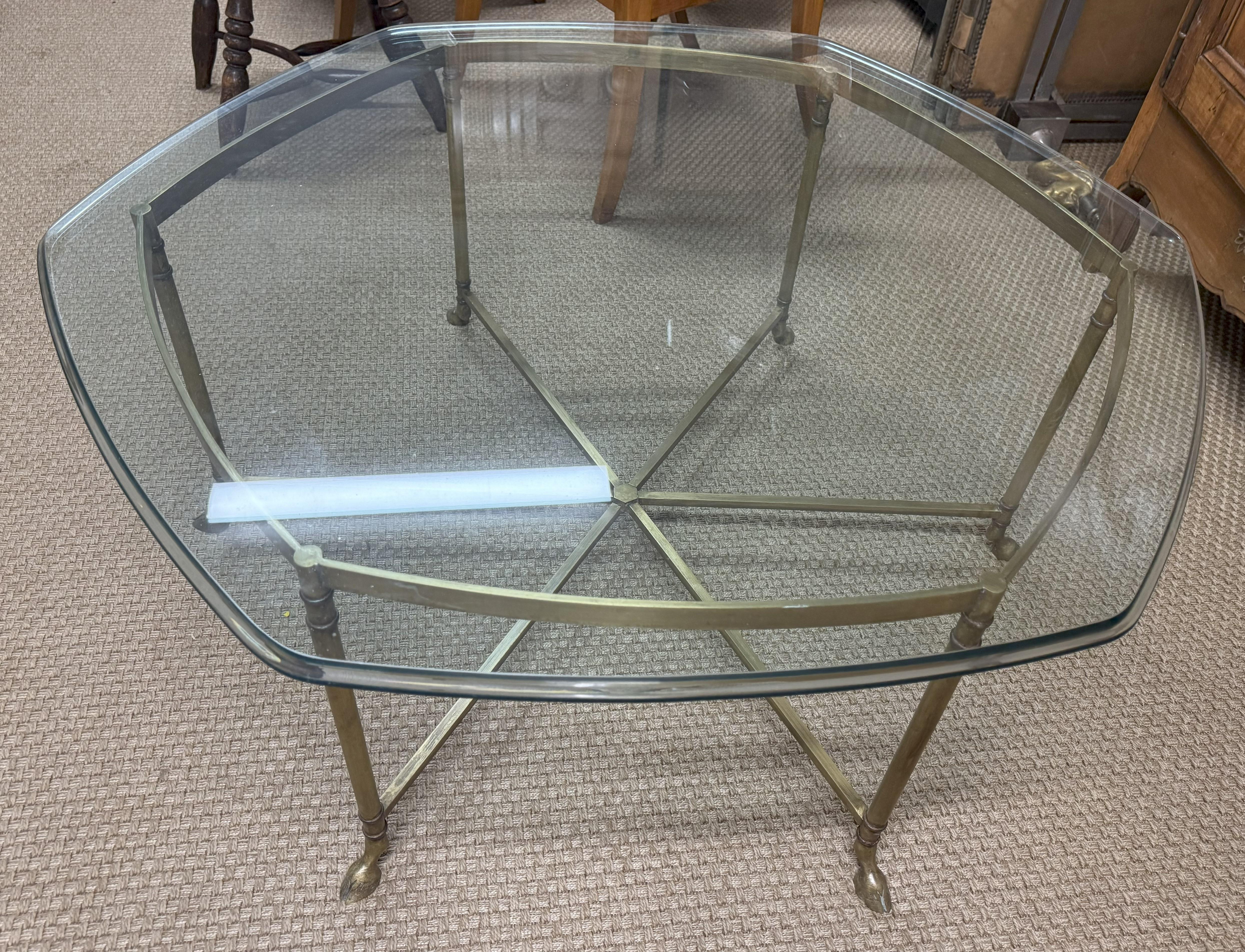 Maison Jansen Table basse à pied en sabot de style Régence avec plateau en verre en vente 1