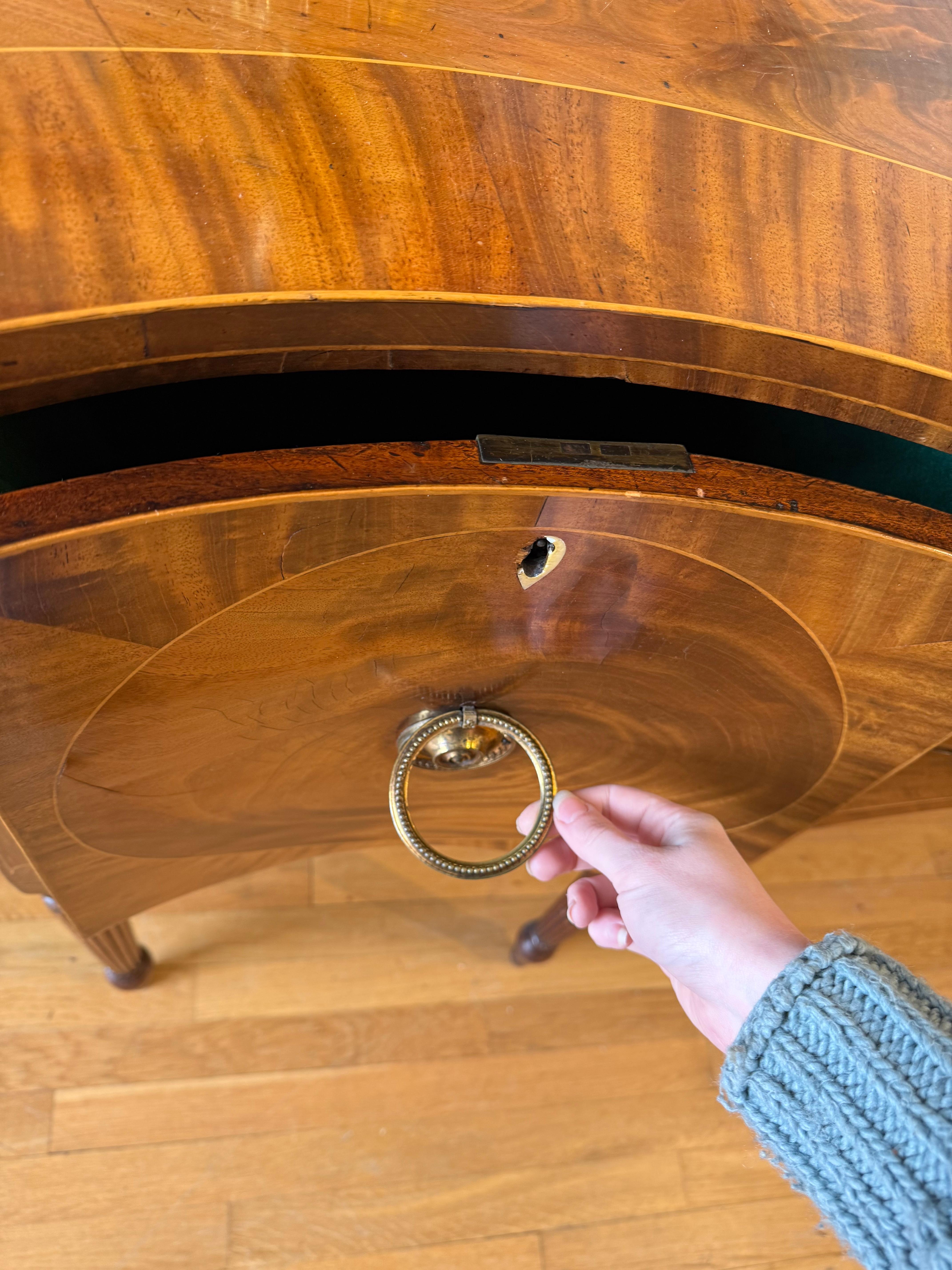Early Sheraton Period Flame Mahogany Serpentine Sideboard In Good Condition For Sale In Middleburg, VA