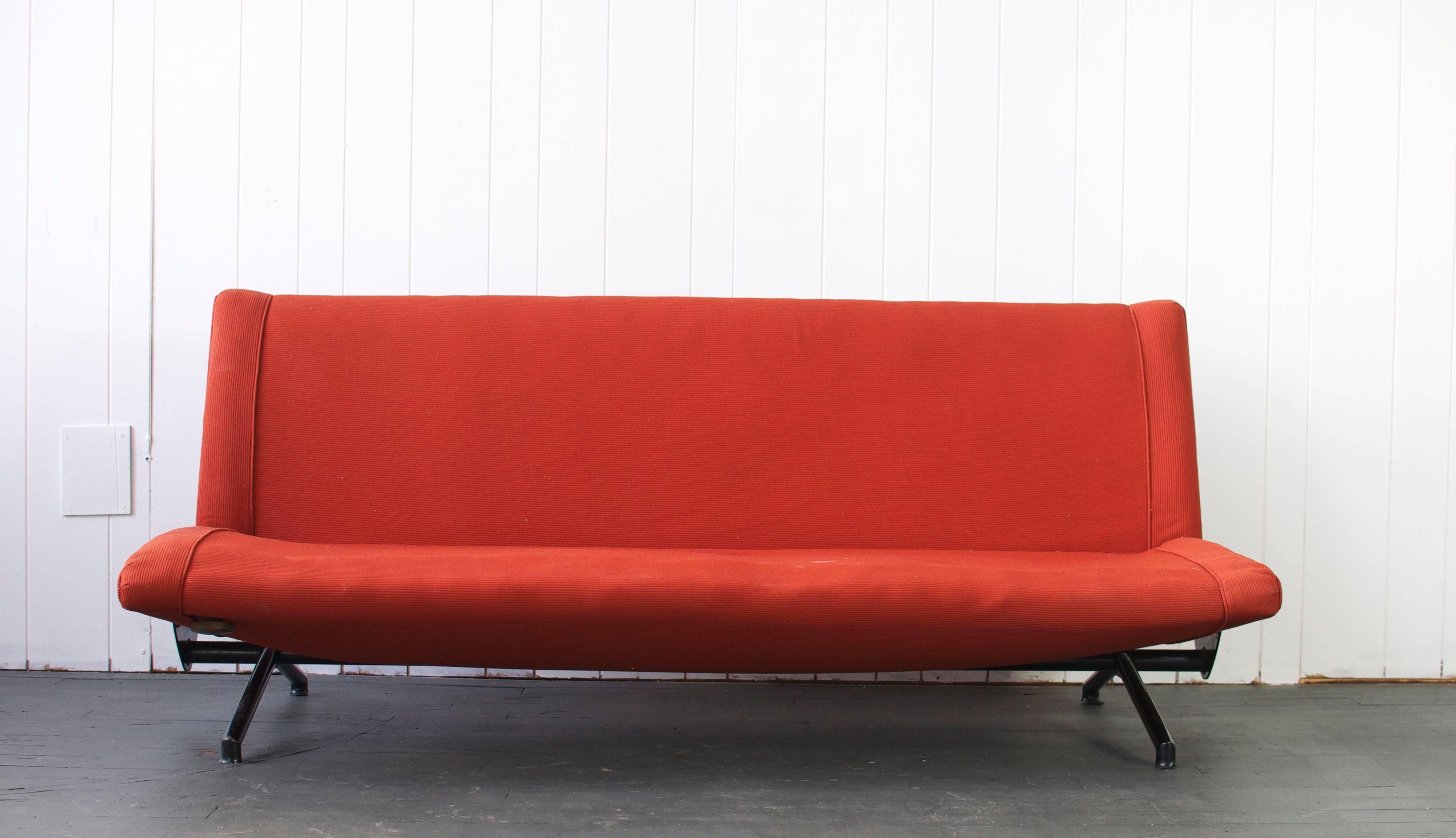 D70 sofa by Osvaldo Borsani for Tecno. Adjustable sofa. Can open flat and be used as a bed.