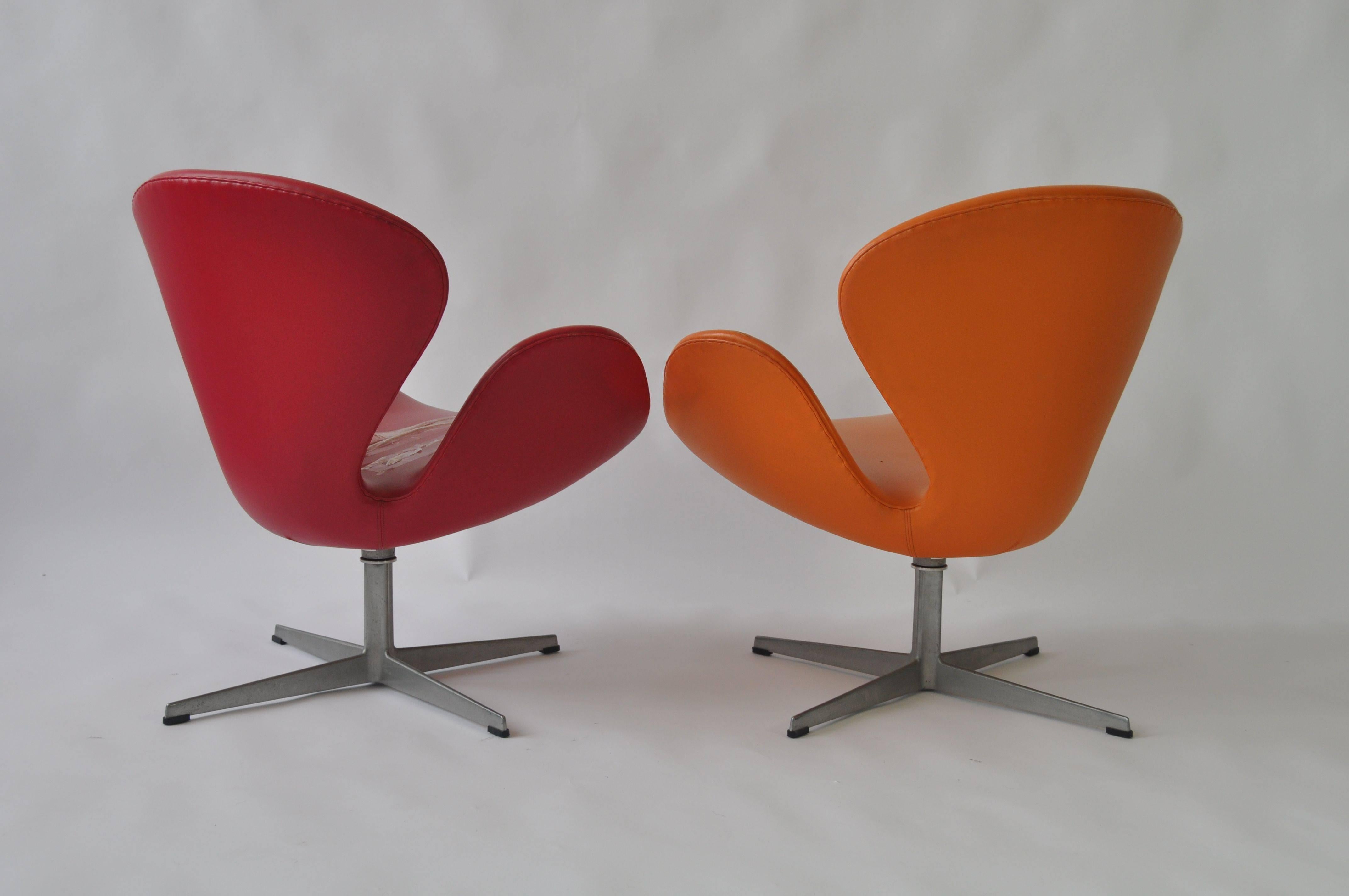 Scandinavian Modern Pair of Swan Chairs by Arne Jacobsen for Fritz Hansen For Sale