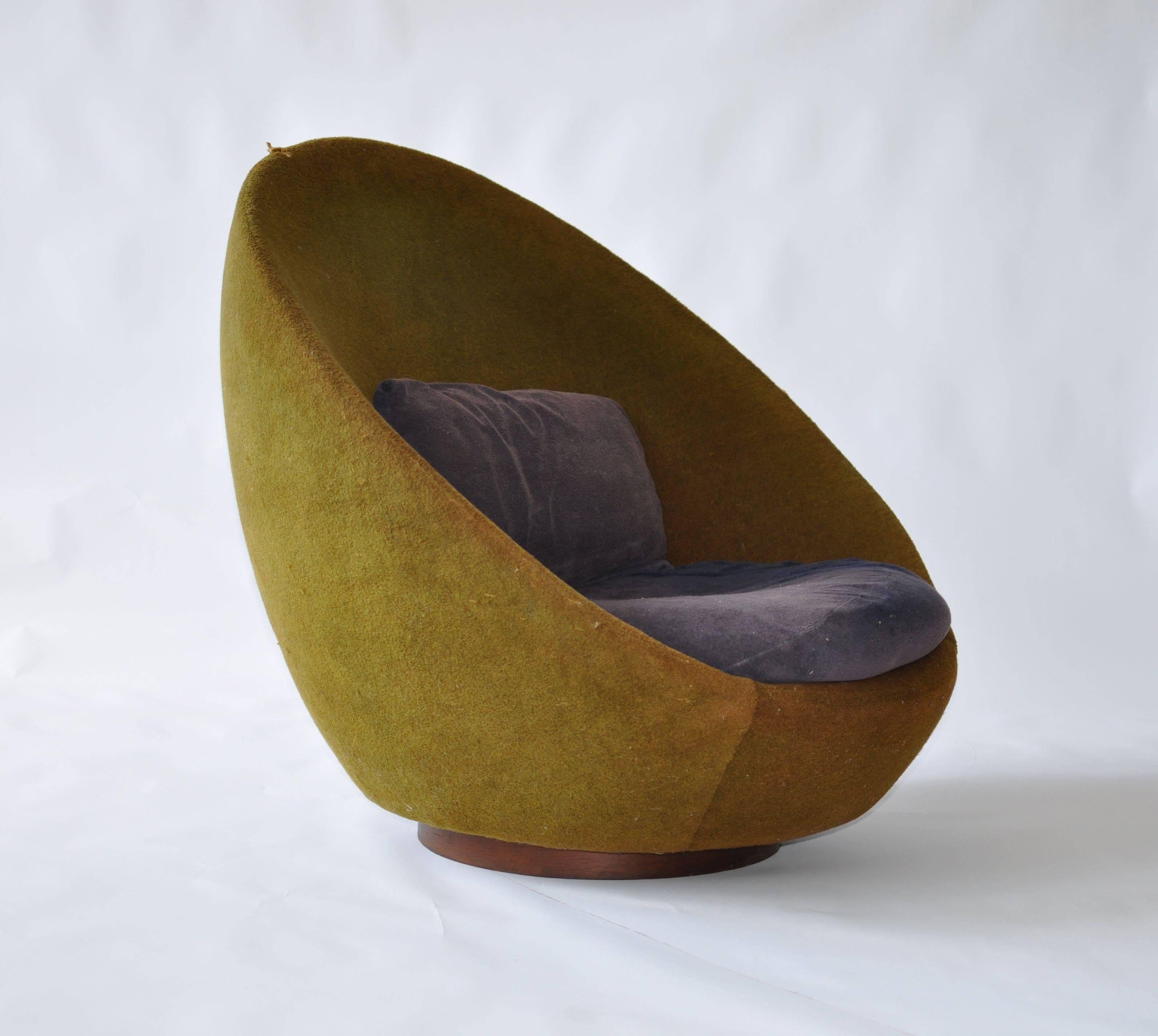 Rare large-scale Milo Baughman swivel chair. Walnut base. Thayer Coggin label.