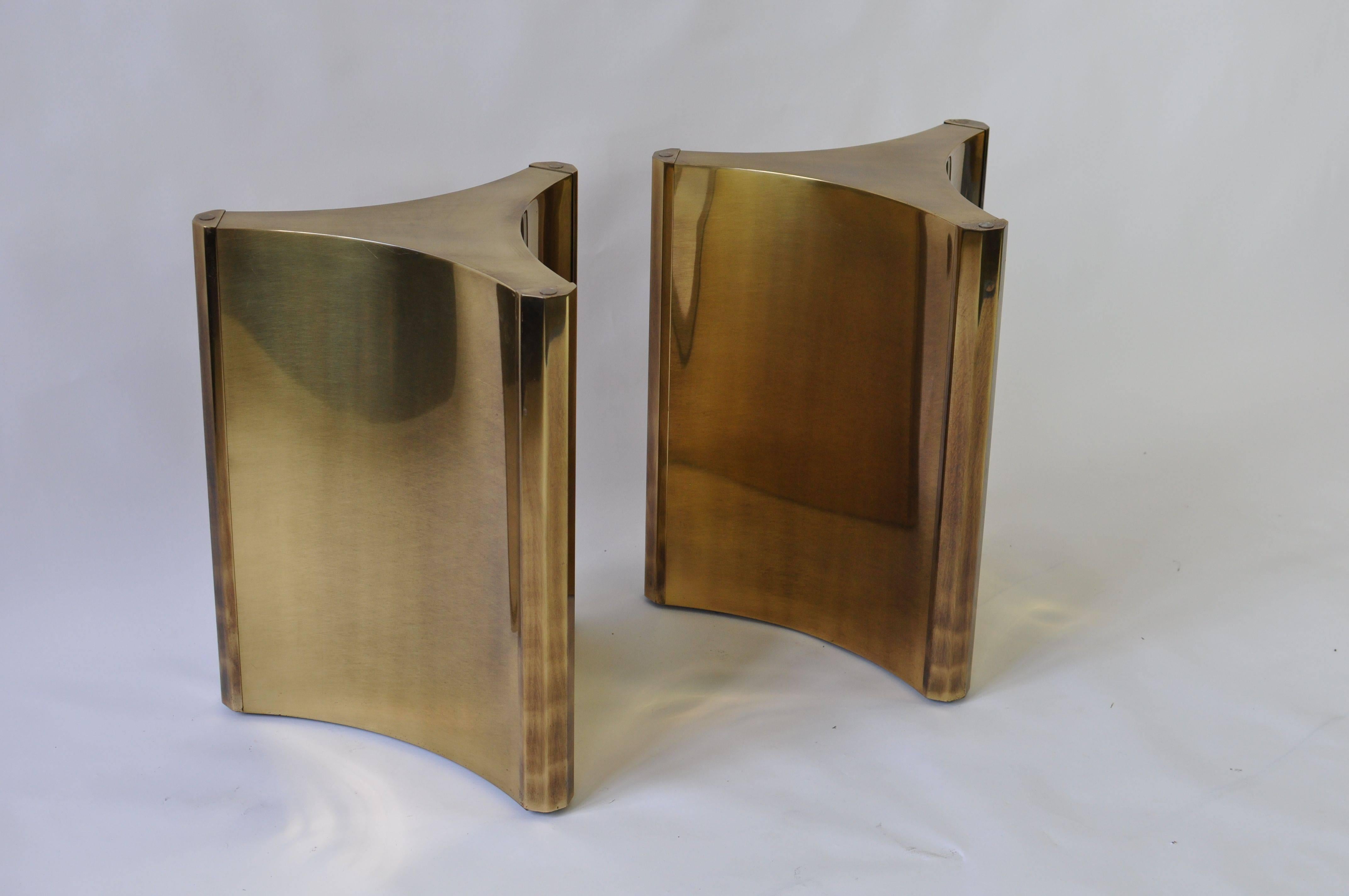 Pair of Mastercraft brass dining table pedestals.

The dimensions of the pedestals from point to point is 21