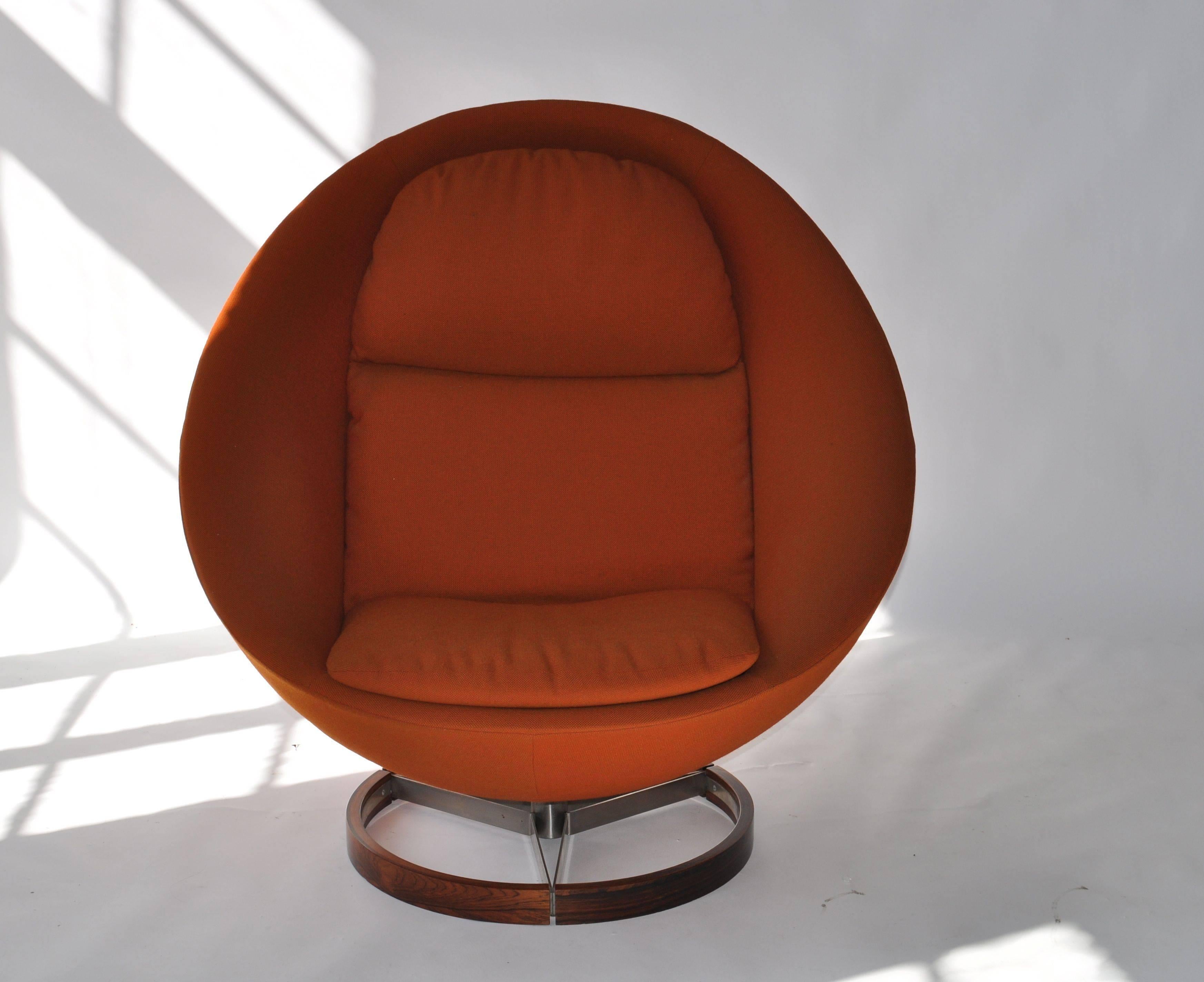 Unique large-scale swivel Scandinavian lounge chair made by Westnofa of Norway. Rosewood base.