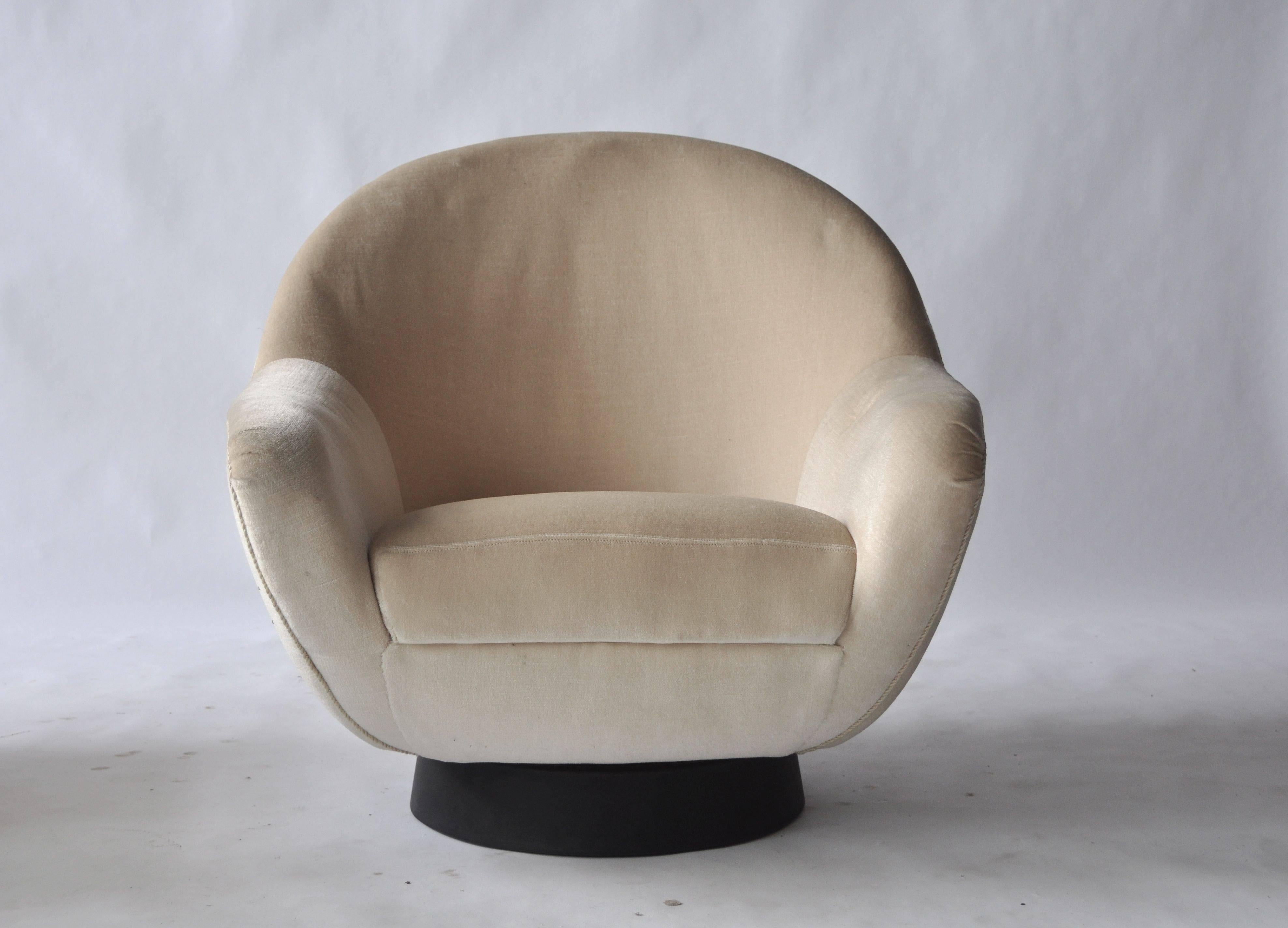 Pair of Swivel Lounge Chairs by Hans Kaufeld In Good Condition In Turners Falls, MA