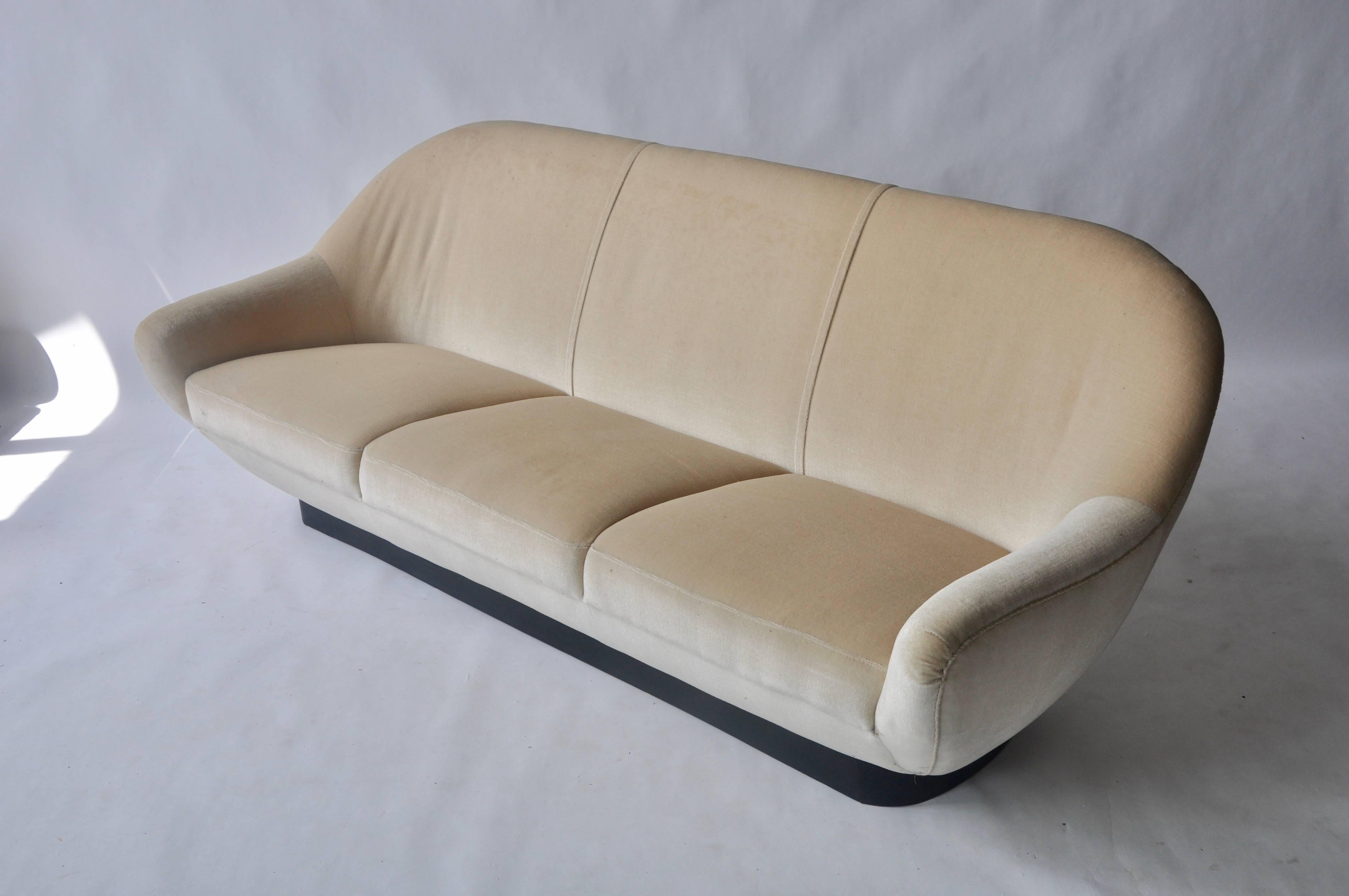 Sofa by Hand Kaufeld. Sculptural organic form sits on a rounded plinth base. Base wrapped.
Matching swivel chairs available.