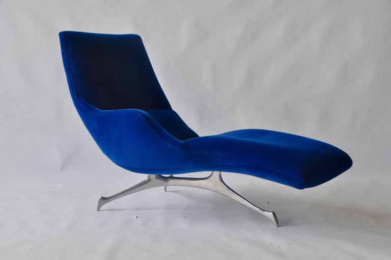 Vladimir Kagan tri-symmetric open-arm chaise longue. This is an early version of this chaise produced by Kagan-Dreyfuss Inc, circa 1958. Sculpted cast aluminium base.