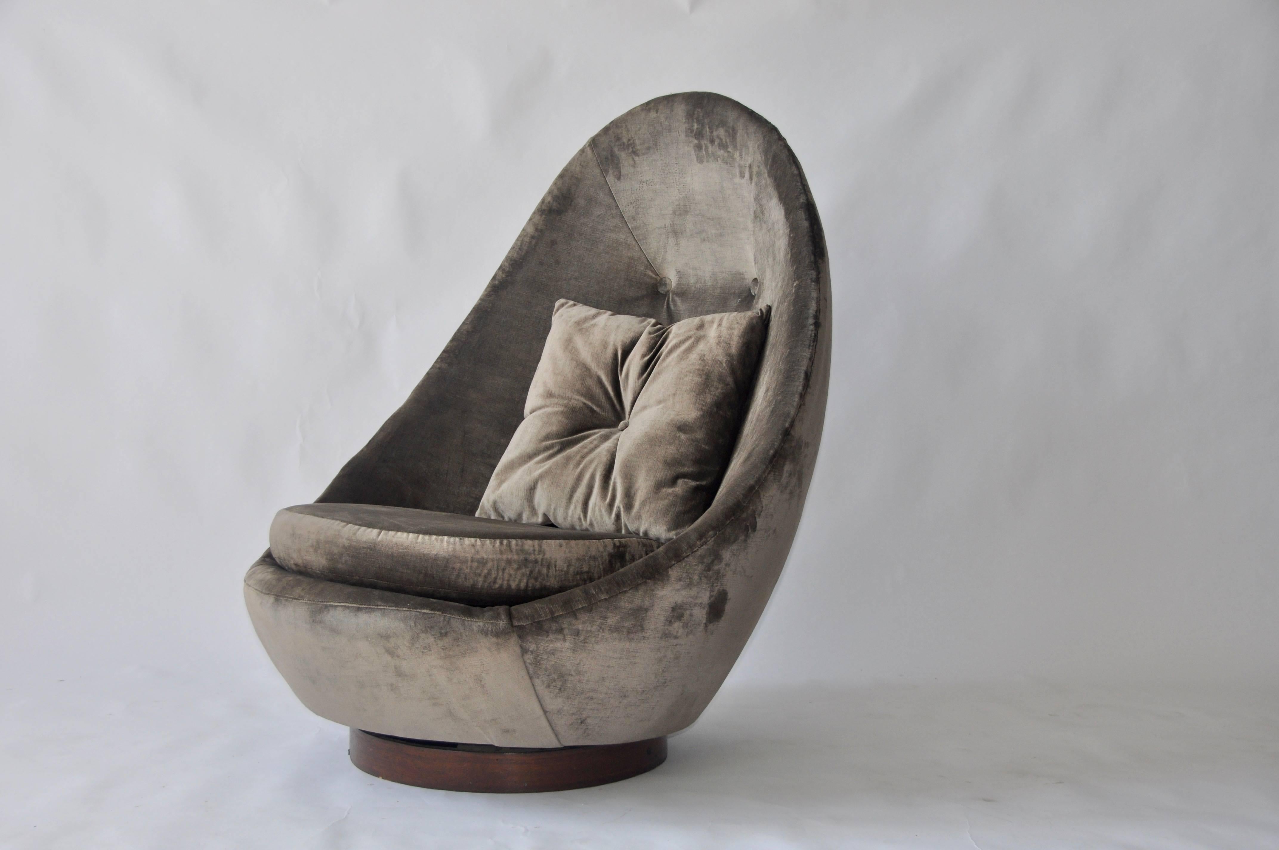 Rare large-scale Milo Baughman swivel chair. Walnut base.