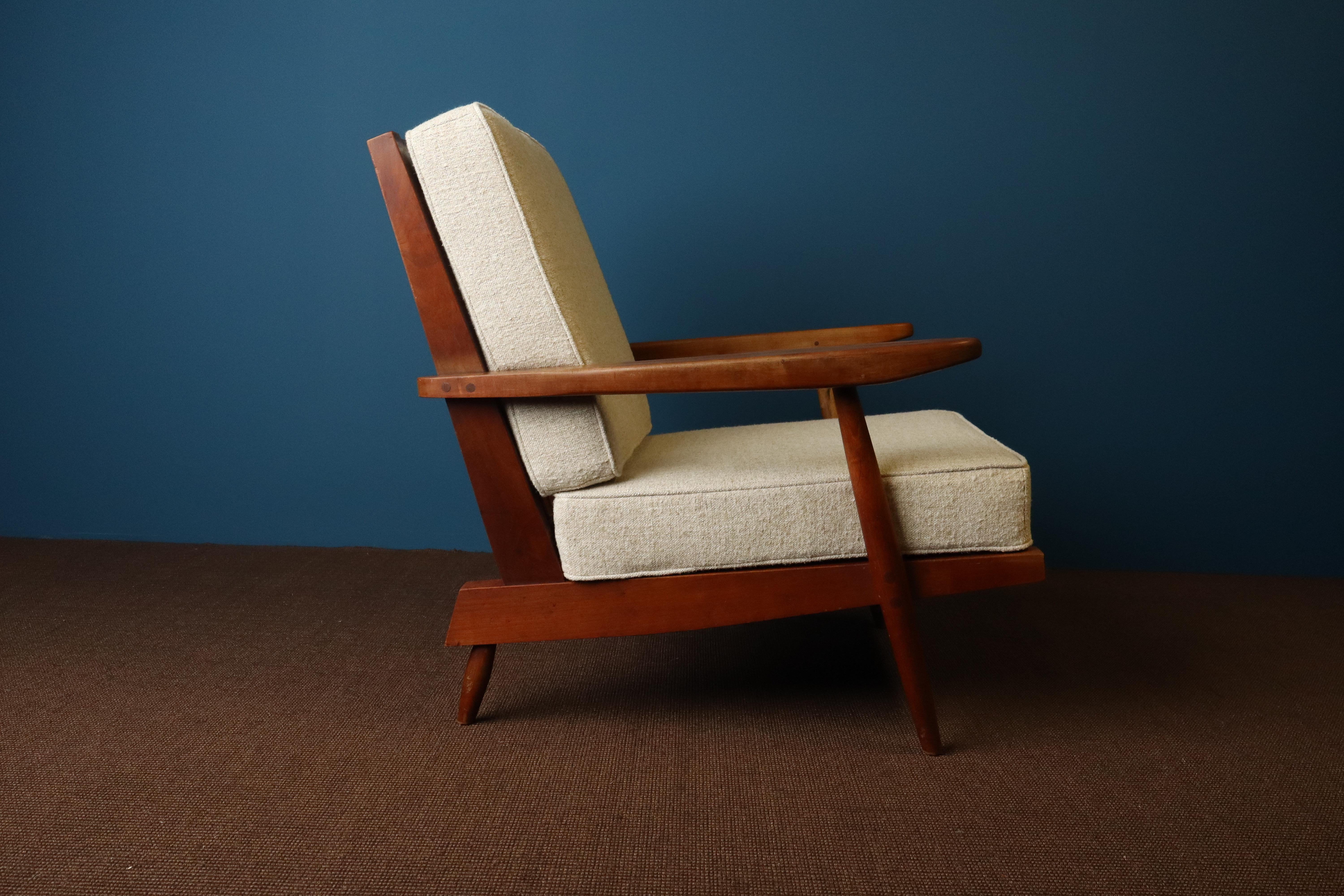 Exemple raffiné du savoir-faire emblématique de George Nakashima, cette chaise longue à dossier fuselé 