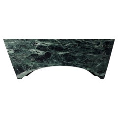 SESTO Moderna y escultural mesa de centro italiana de mármol verde de dAM Atelier