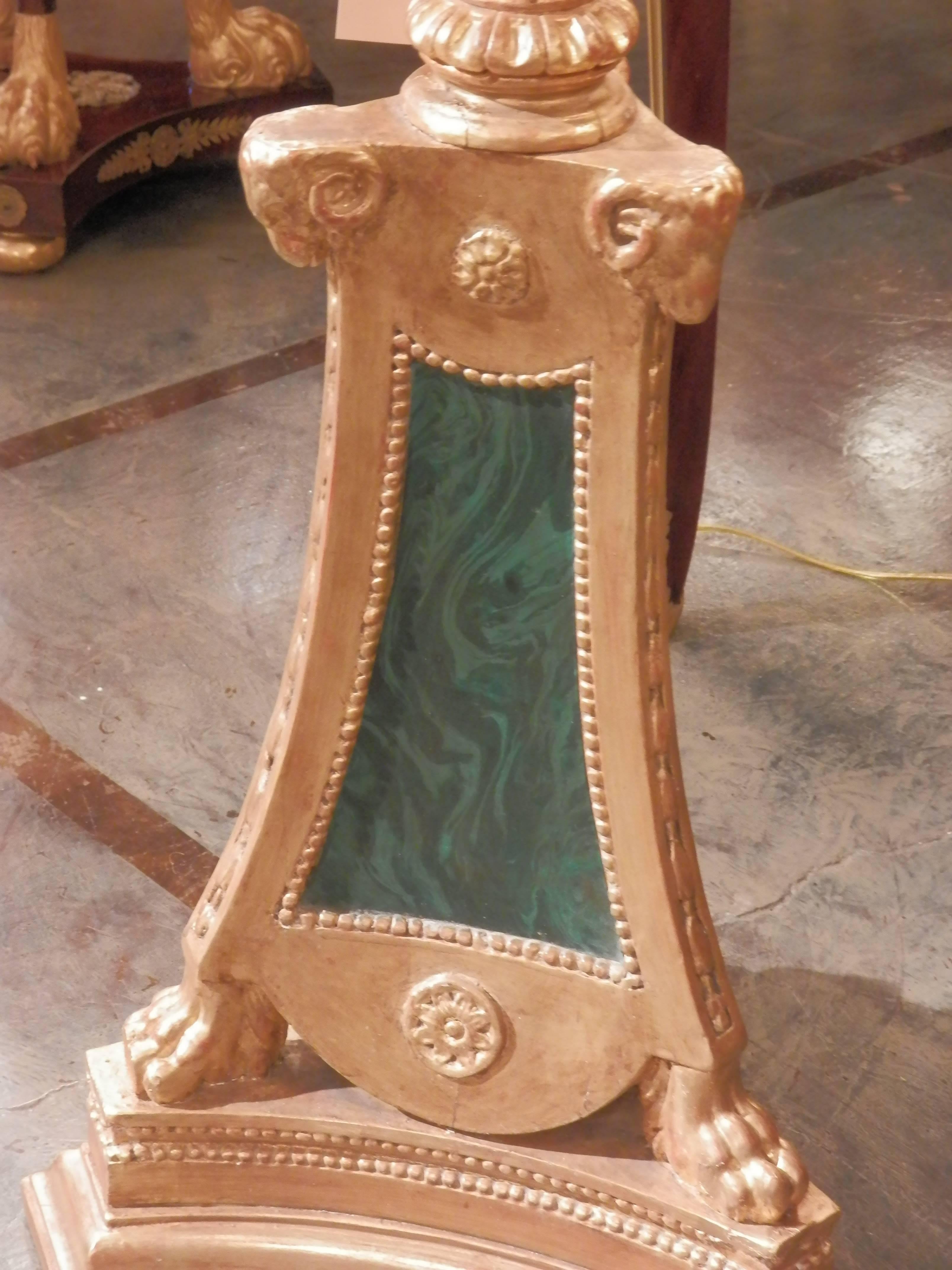 Louis XVI Table d'appoint française du 18ème siècle, sculptée et dorée à la feuille.  Top Malachite en vente