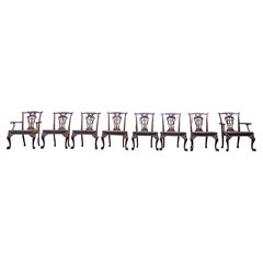 Un très bel ensemble de 8 chaises de salle à manger anglaises de style Chippendale du XIXe siècle, dotées de pieds en forme de dauphin