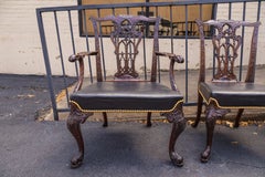 Un très bel ensemble de 8 chaises de salle à manger anglaises de style Chippendale du XIXe siècle, dotées de pieds en forme de dauphin