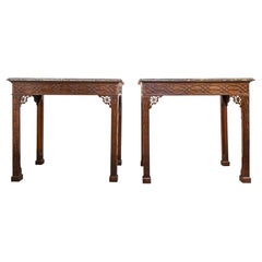 Un precioso y poco común par de mesas consola chinas de estilo Chippendale del siglo XIX, de caoba
