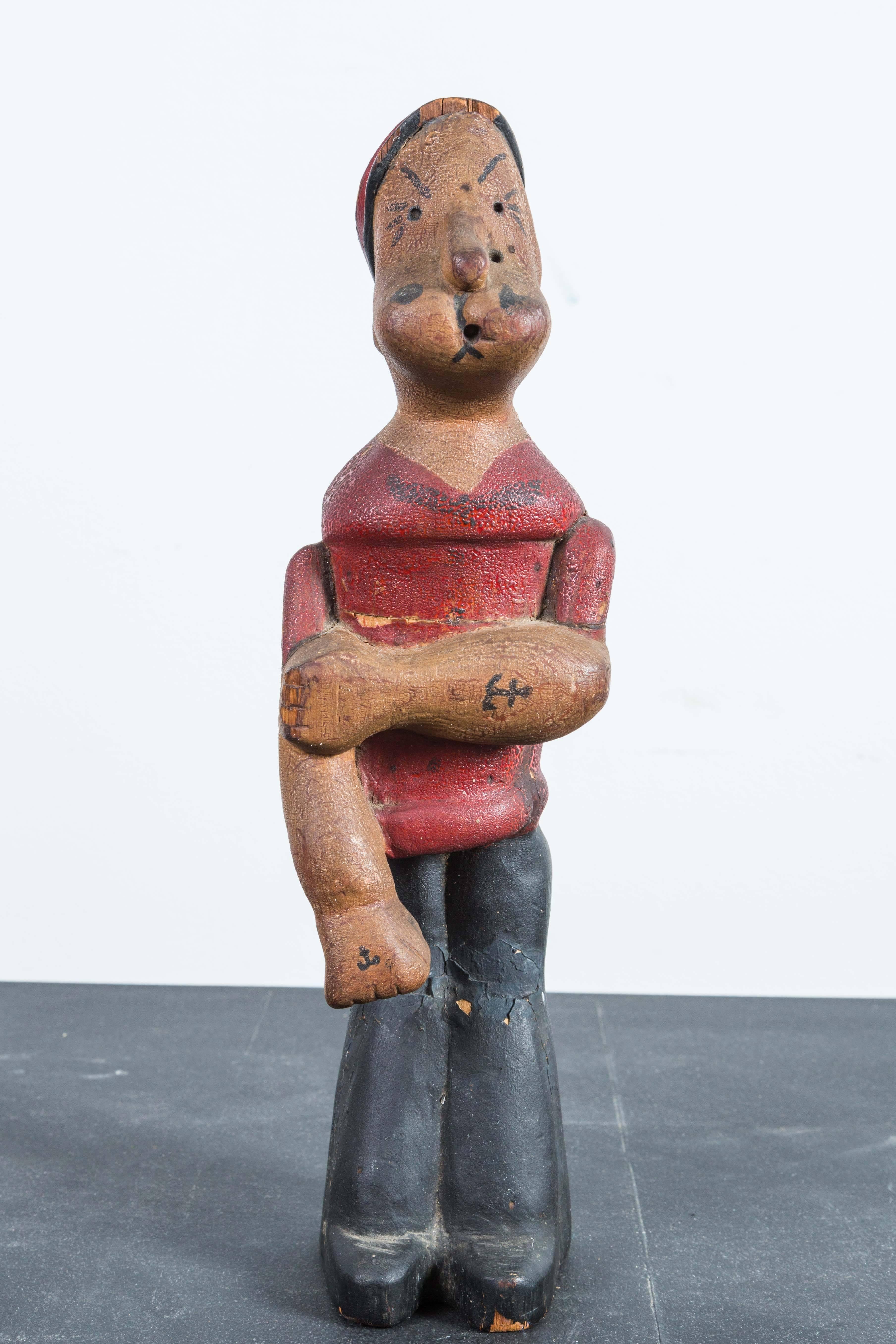 Alte Popeye-Figur. Handgeschnitztes Holz mit erstaunlicher alligatorischer Lackoberfläche und Anker-Tattoos auf dem Unterarm. Hergestellt aus drei geschnitzten Holzstücken.