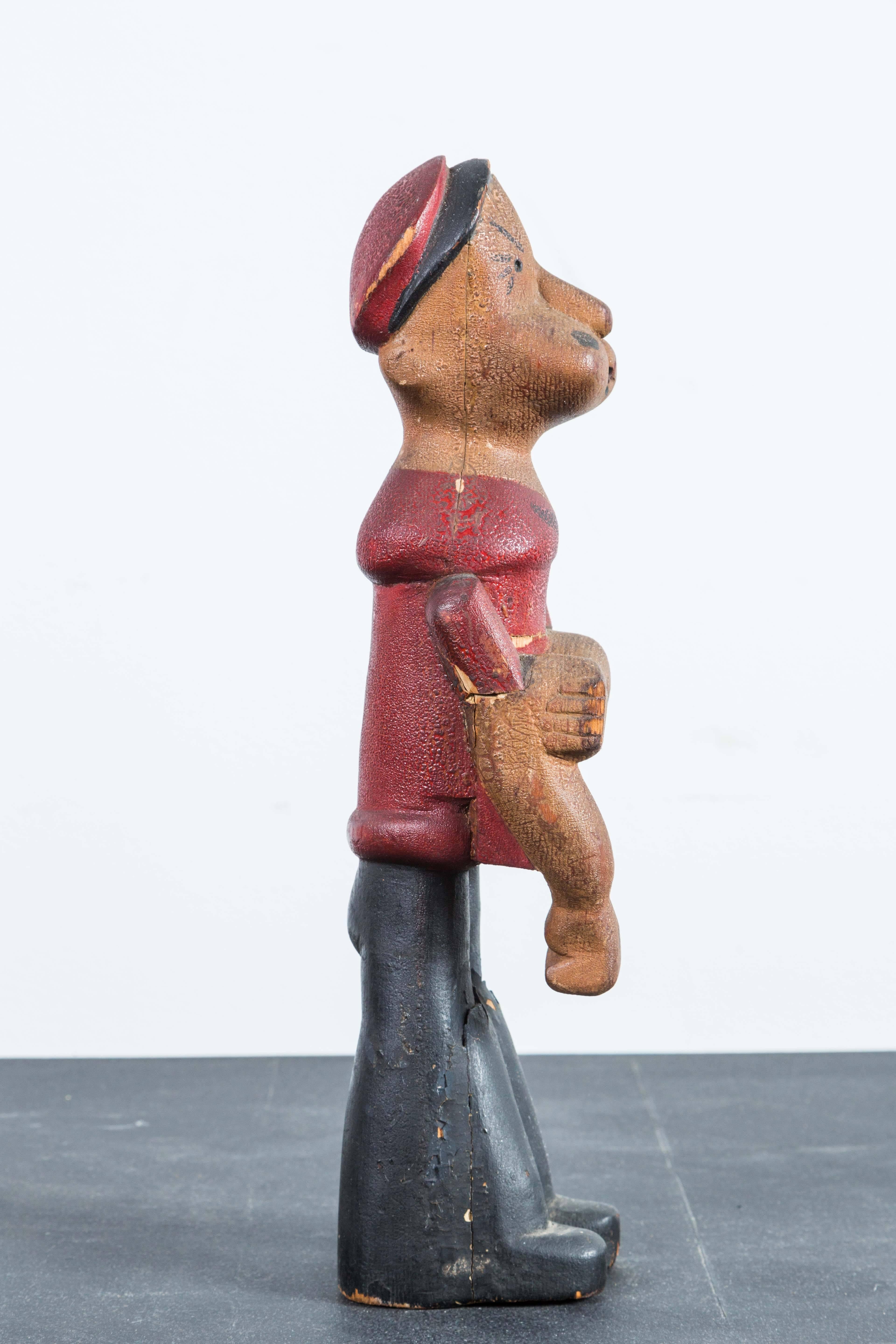 Sculpté à la main Figure Popeye vintage en bois sculptée à la main avec surface de peinture d'origine en vente