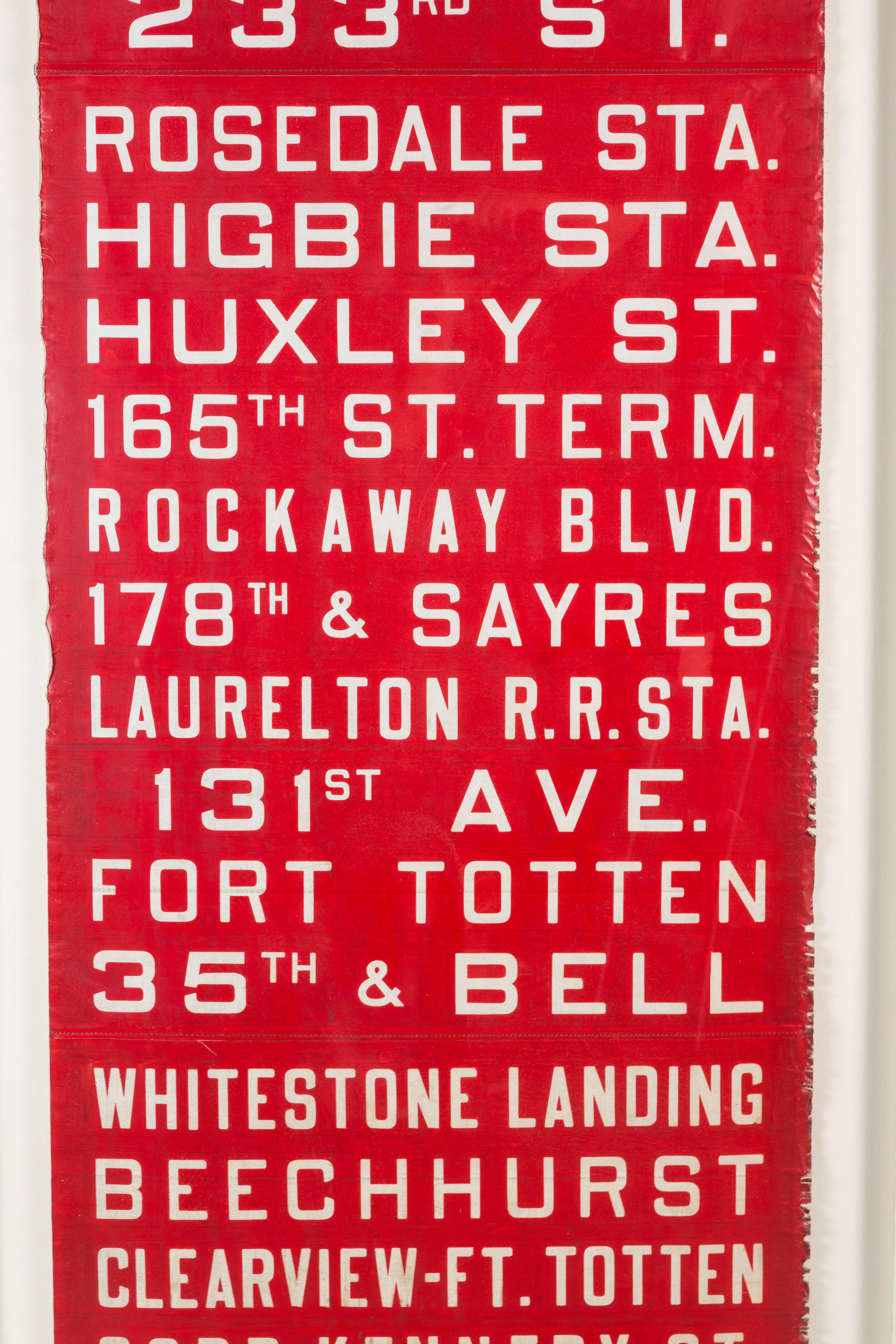 Rotes und weißes grafisches New Yorker U-Bahn- Destination-Schild (amerikanisch) im Angebot