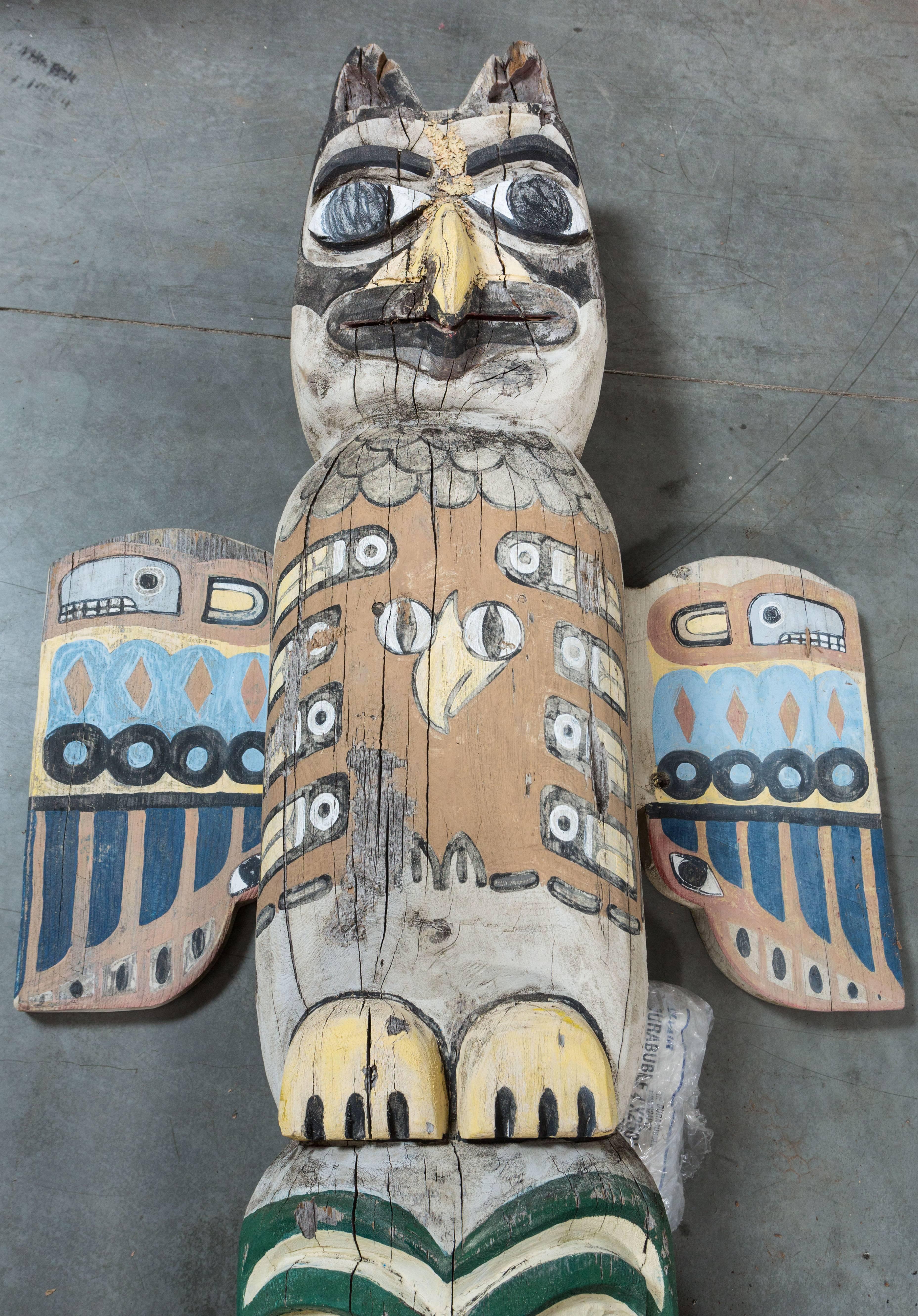 Artisanat Totem en bois rouge représentant une créature mythique d'animal amérindienne en vente