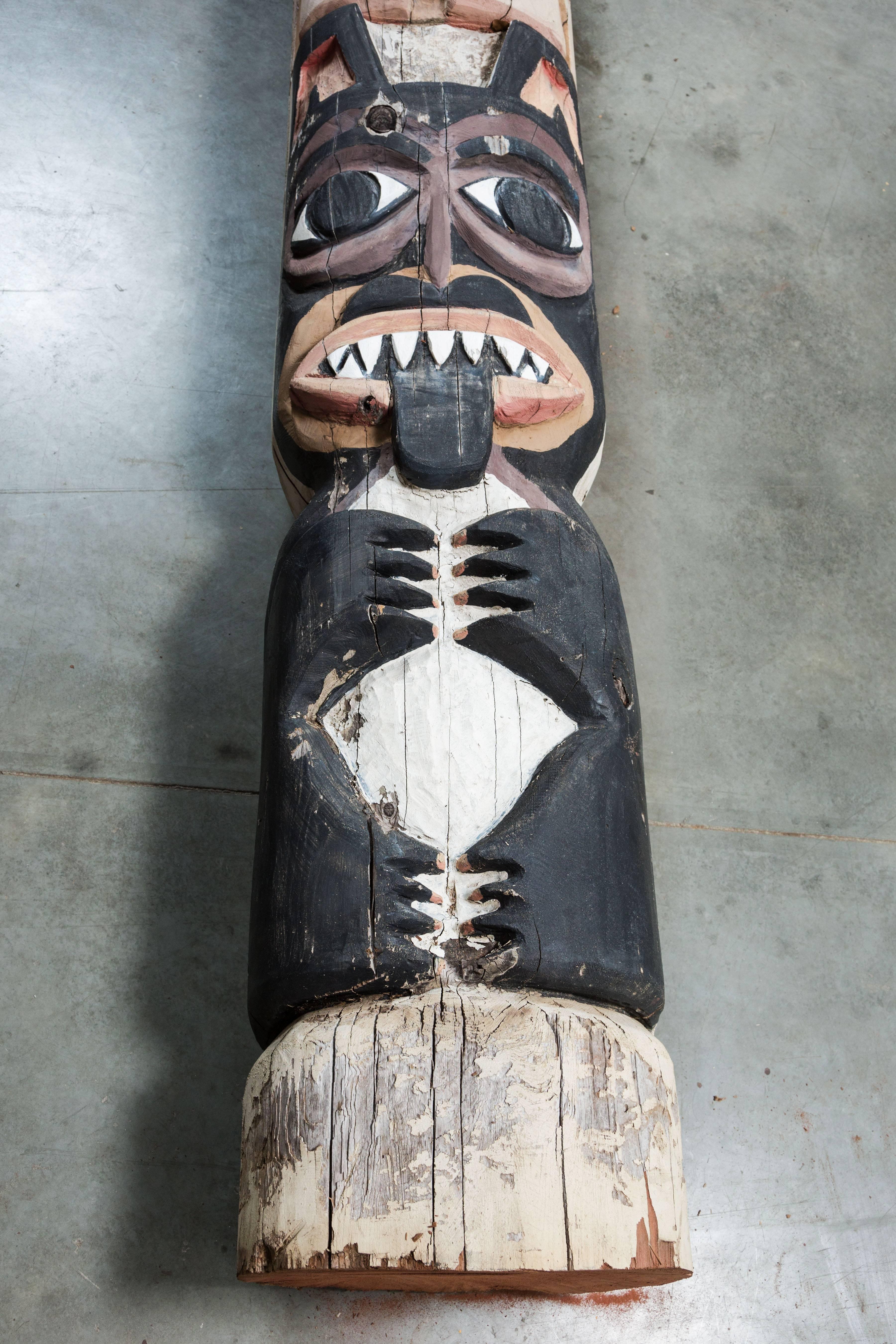 Totem en bois rouge représentant une créature mythique d'animal amérindienne Bon état - En vente à Santa Monica, CA