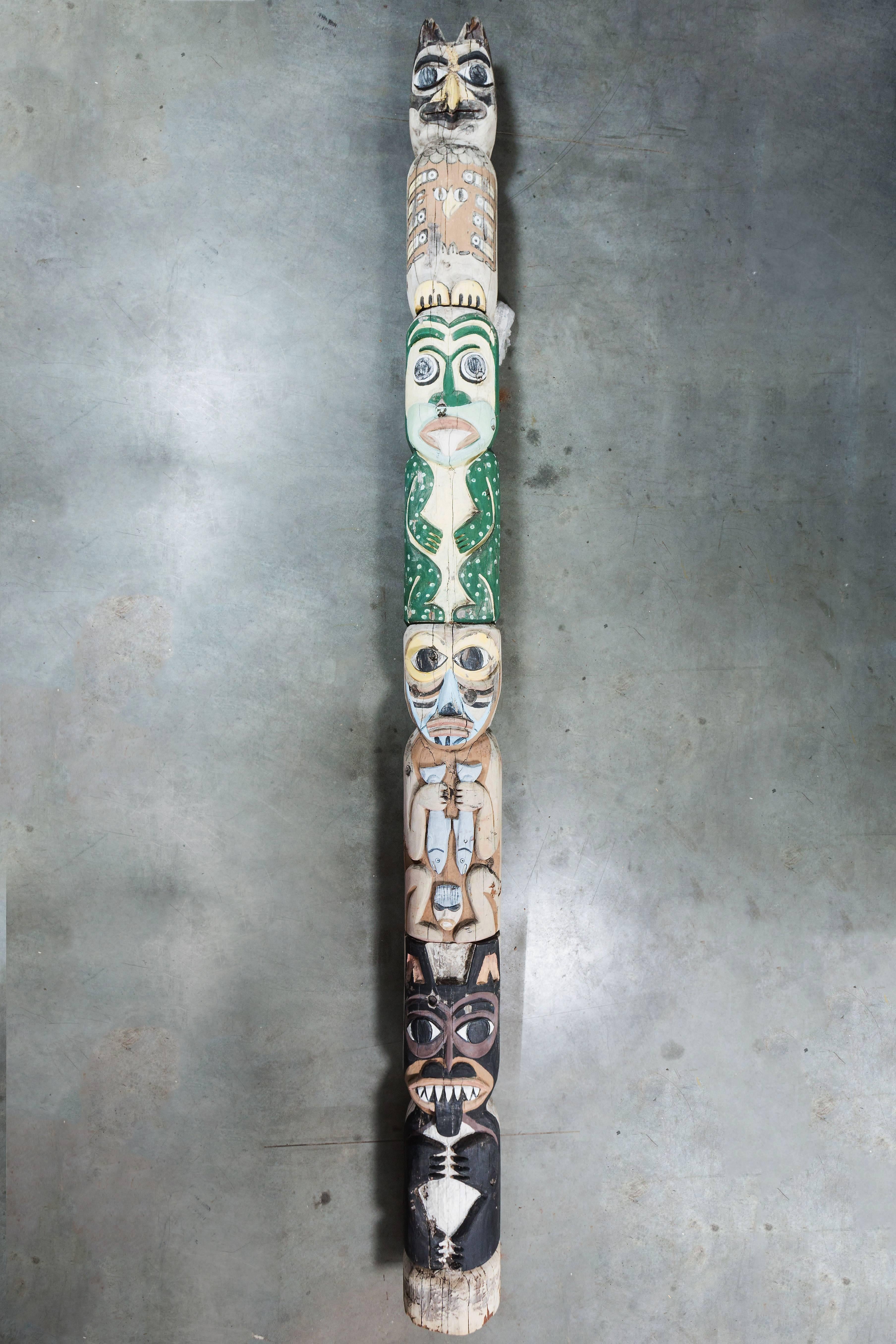 Totemstange aus rotem Holz mit Tiermotiv, Mythische Tierskulptur der amerikanischen Ureinwohner im Angebot 4