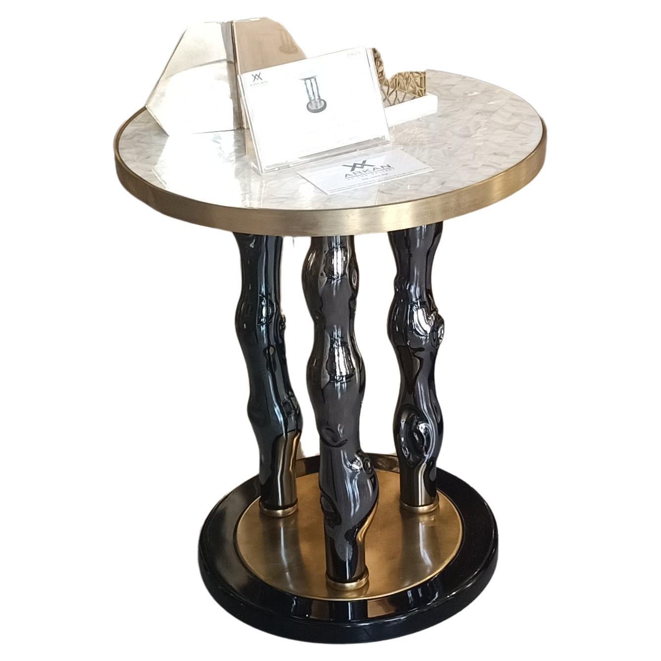 En collaborant avec Sayed Waked, la table d'appoint Chute, fabriquée à la main, rappelle la dualité de la nature pour créer un lieu où les contradictions peuvent non seulement coexister, mais aussi être embrassées.