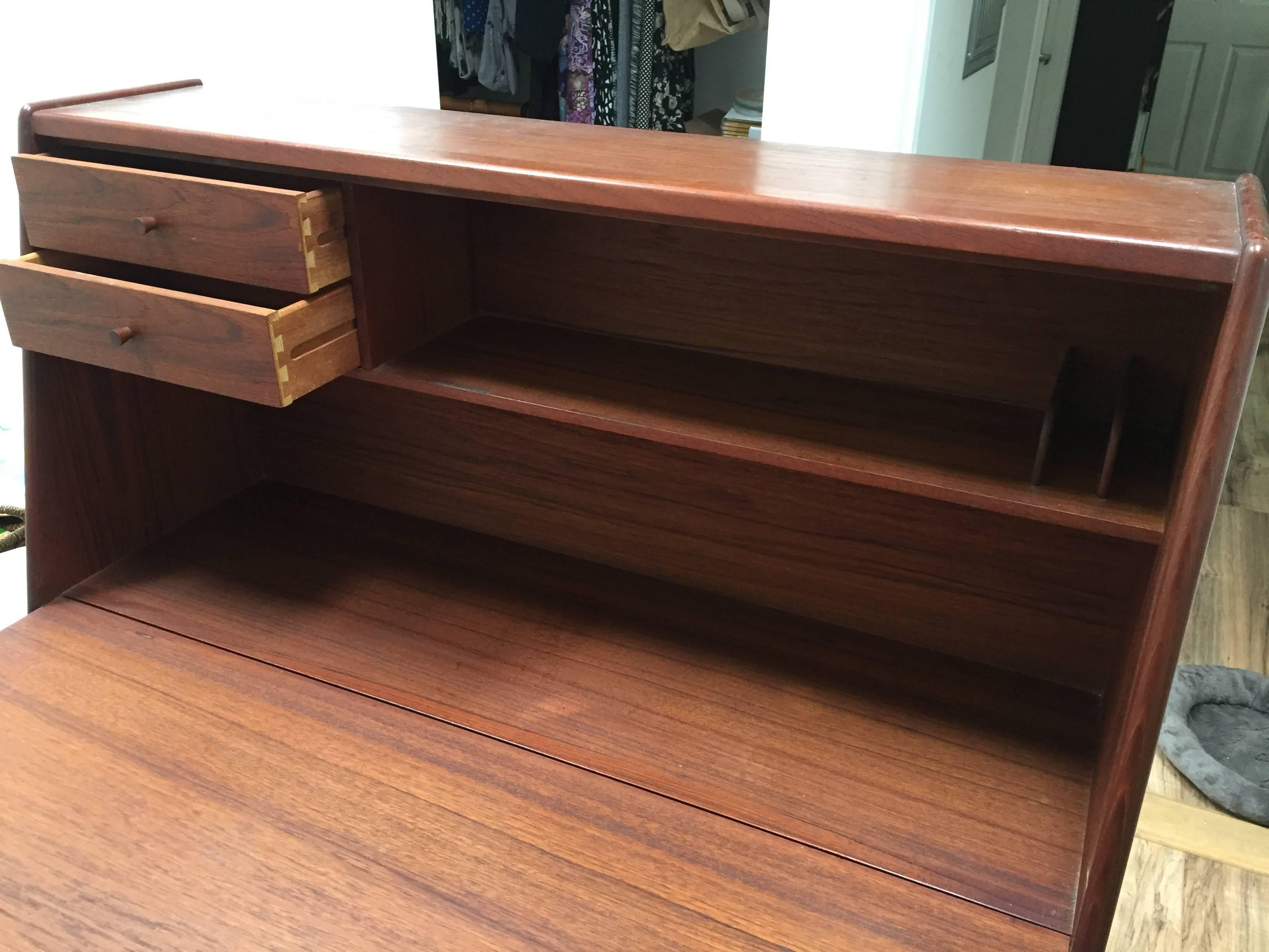 Medium size Mid-Century Modern secretary with flip-top desk, multi compartment with lock and original key and three drawers for much storage, excellent for small office with minimal footprint, ideal for someone with limited space.