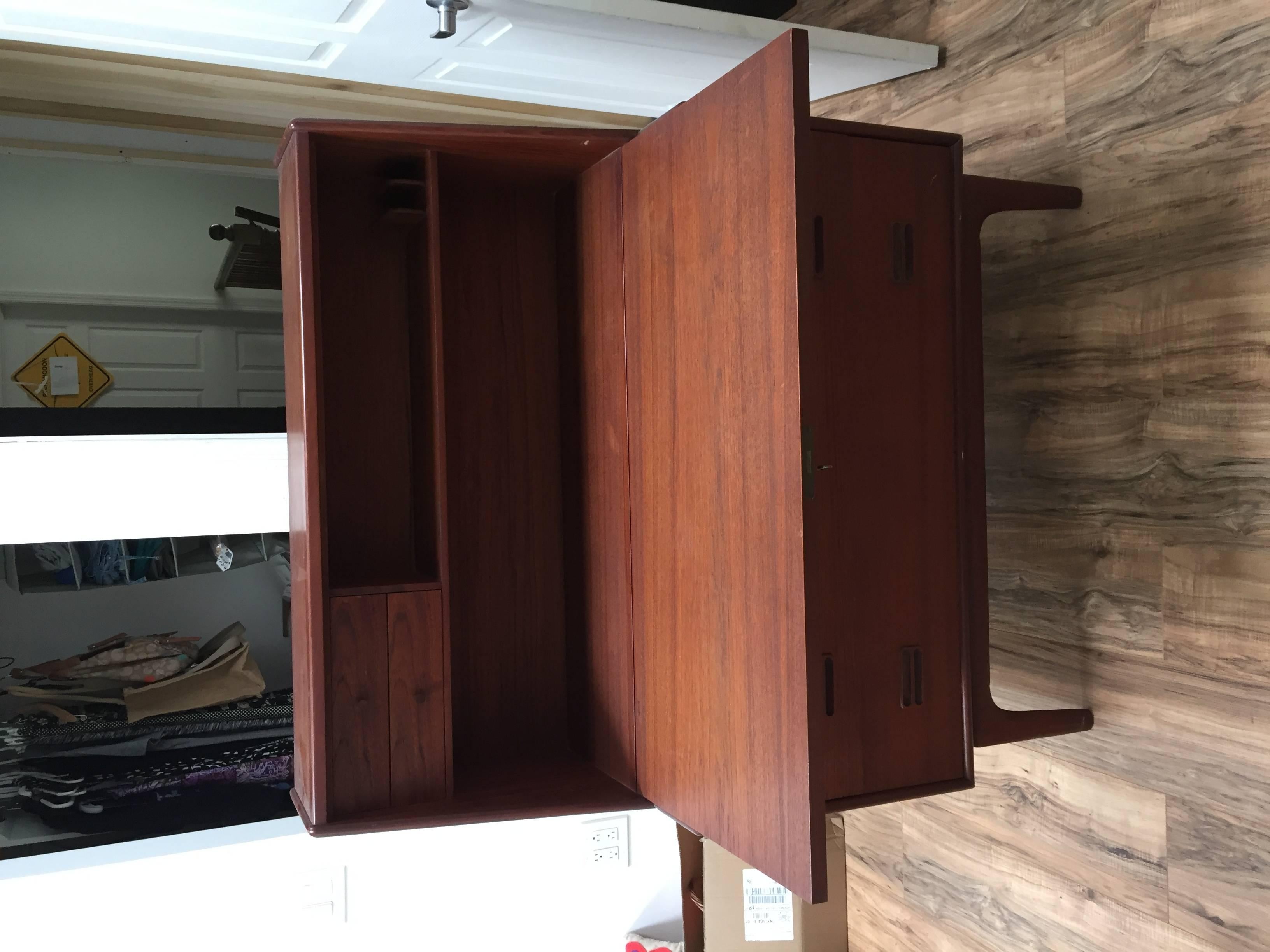 Secrataire Desk and Dresser Combination In Good Condition For Sale In Bronx, NY
