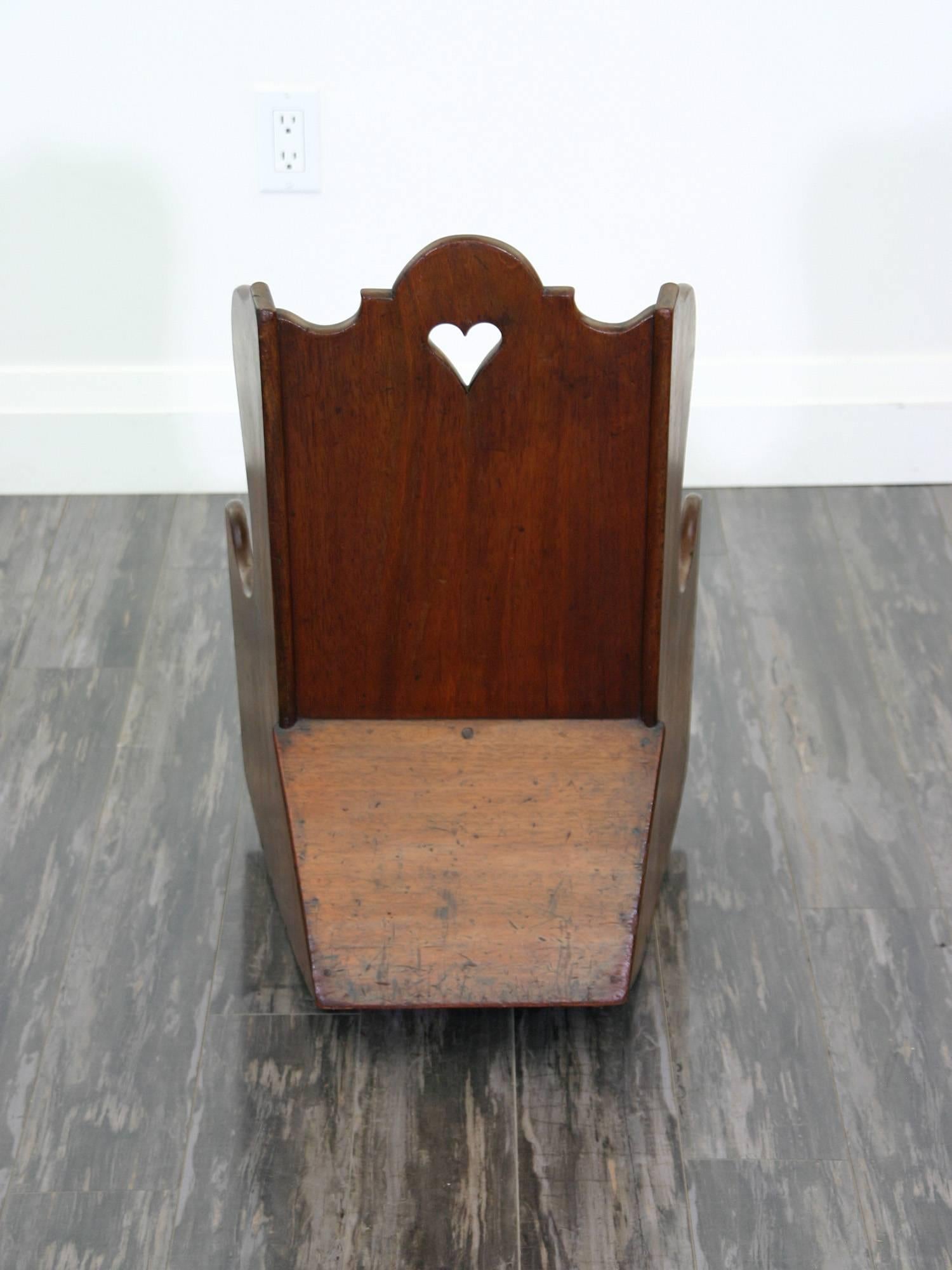 Early 19th Century Child's Rocking Chair In Excellent Condition For Sale In Mississauga, ON