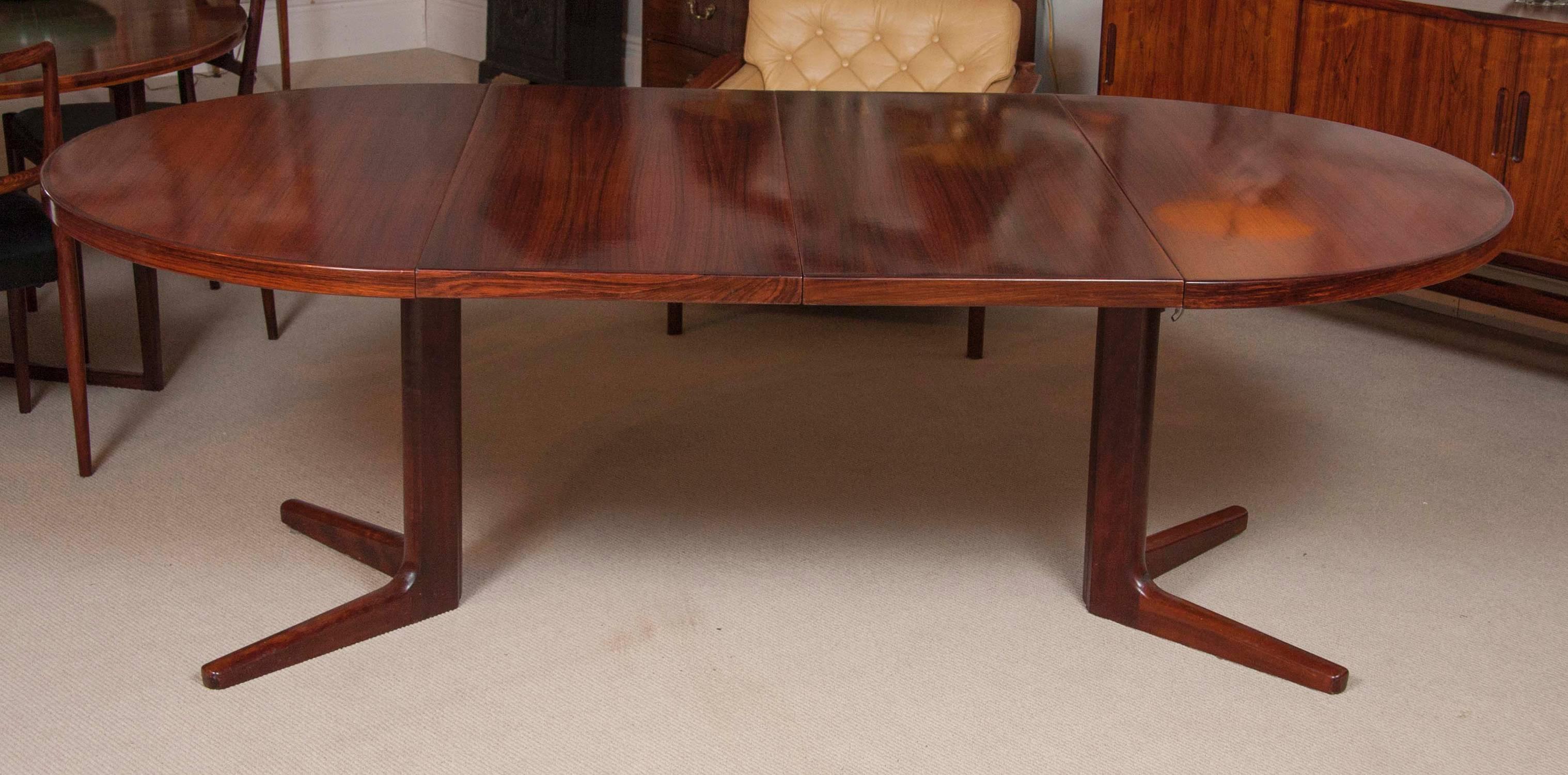 A Danish Mid-Century Modern rosewood extending dining table with two leaves. Design by Niels O. Moller. Stamped: VEJLE STOLE og MOBELFABRIK. Made in Denmark.
Diameter without leaves: 47.5