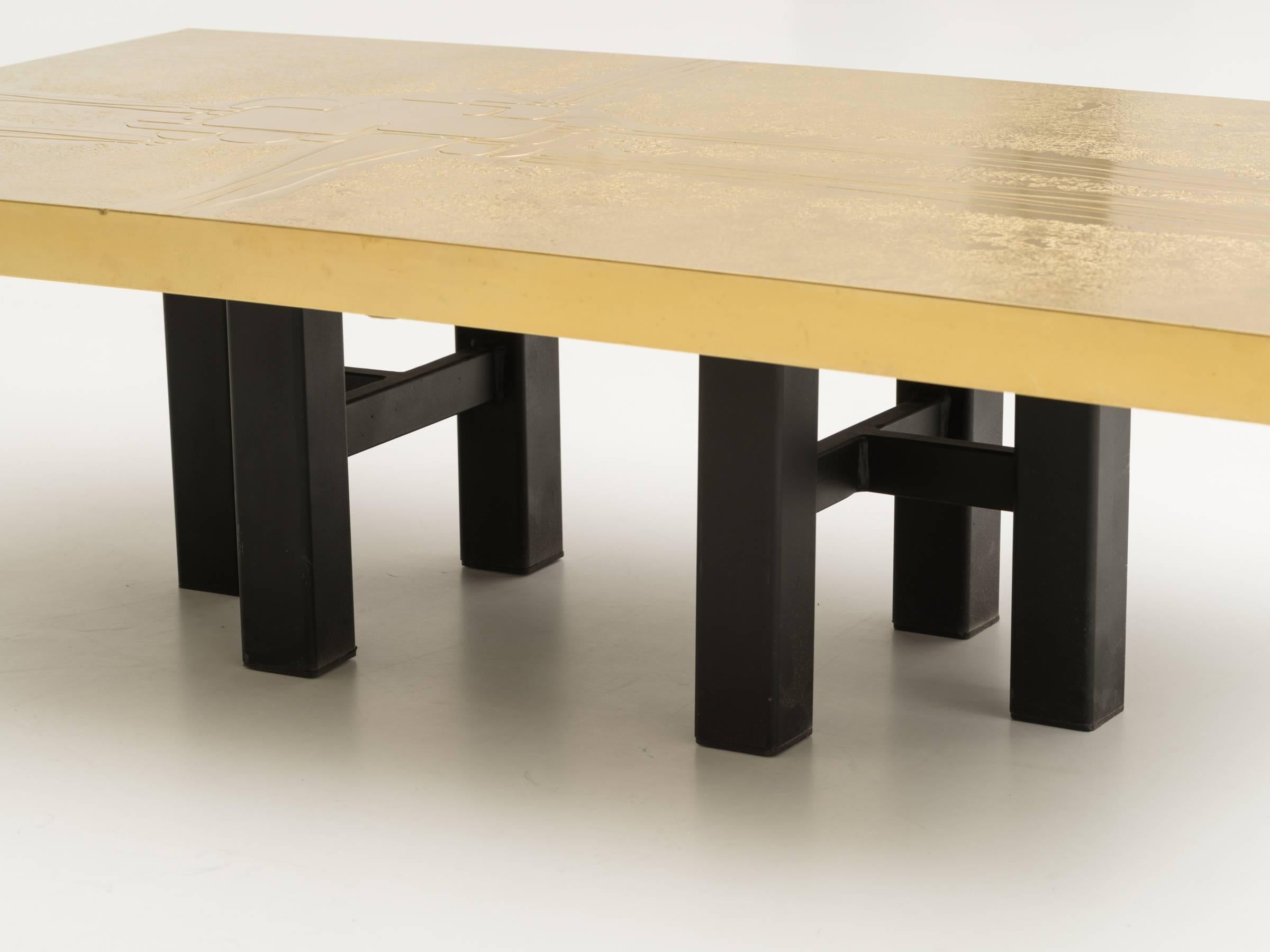 Magnifique table basse de design moderniste belge en laiton gravé à l'acide. Signé 