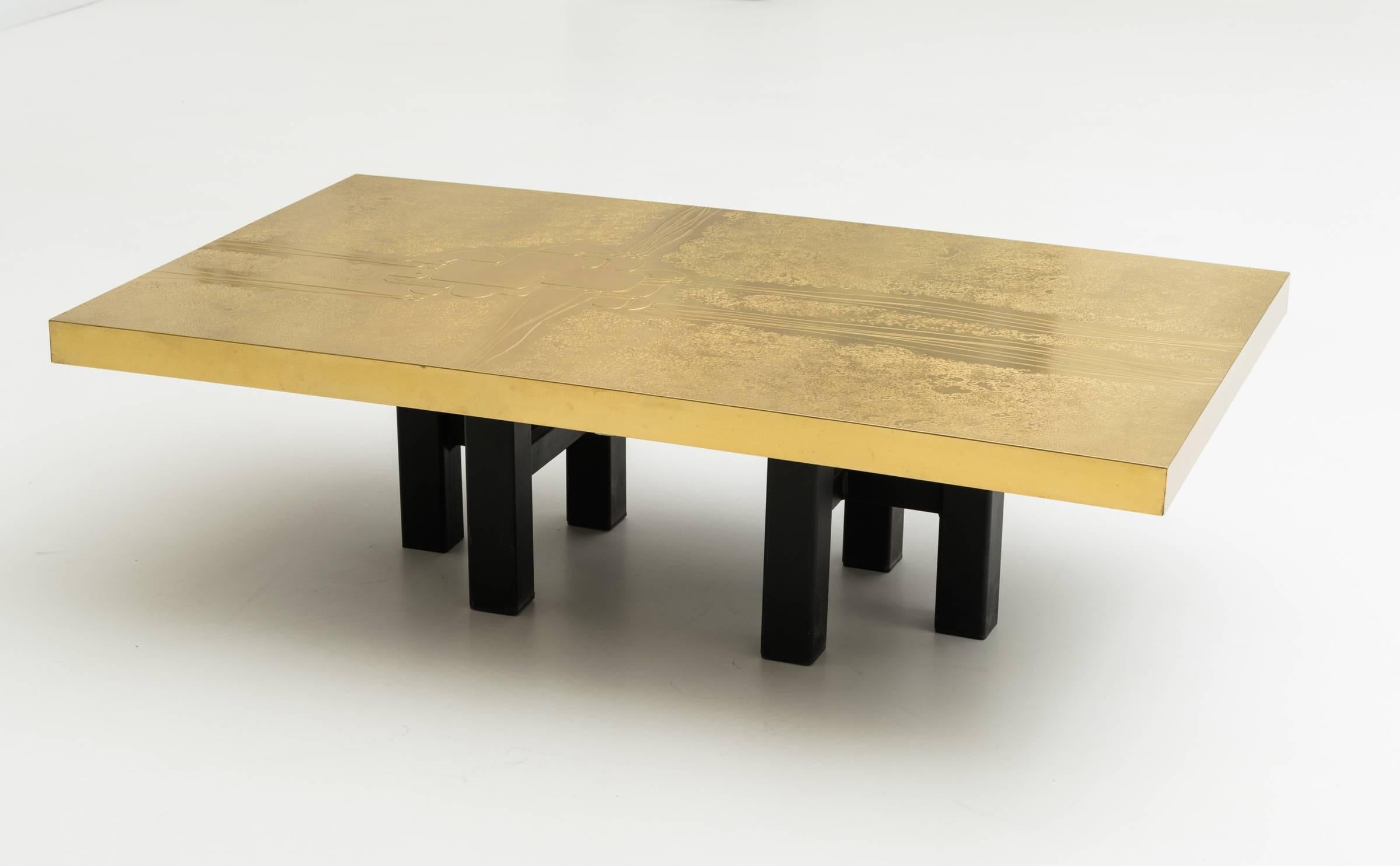 Mid-Century Modern Magnifique table basse belge en laiton buriné à l'acide en vente
