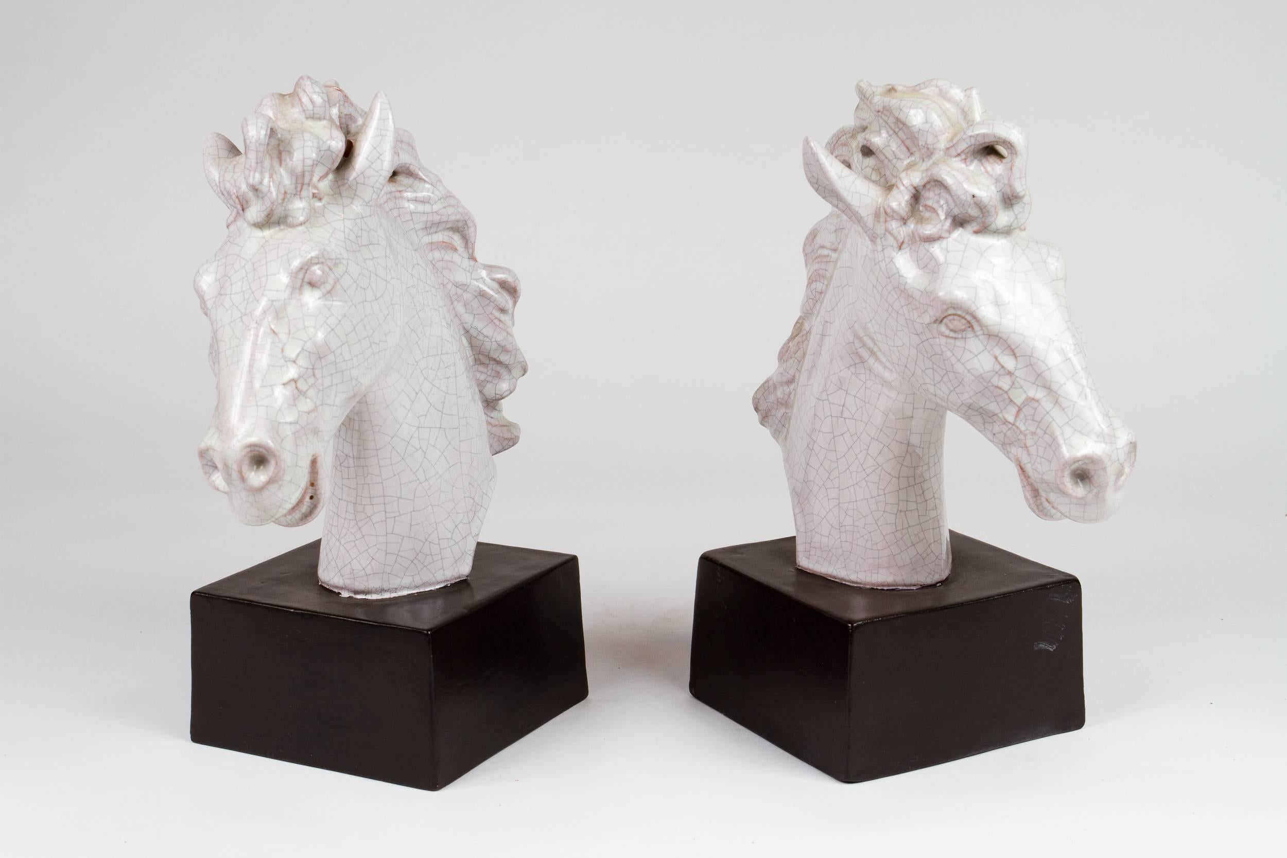 Superbe paire de lampes sculpturales en céramique émaillée blanche craquelée représentant des têtes de chevaux, signées : Autriche.