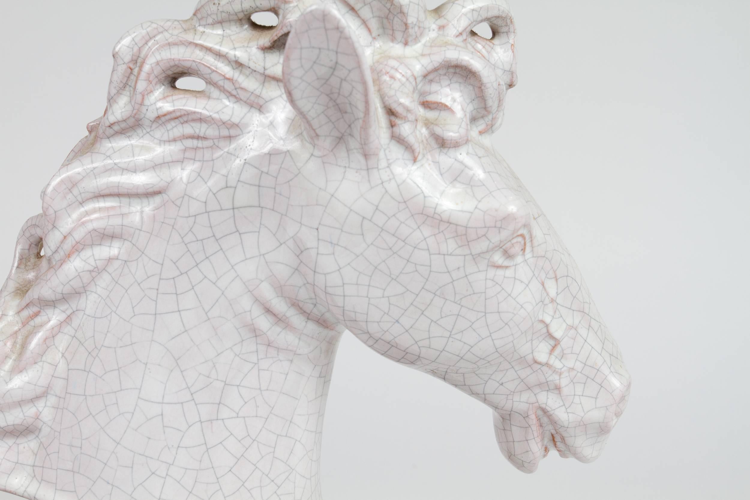 Céramique Paire de lampes autrichiennes à têtes de chevaux en céramique émaillée en vente