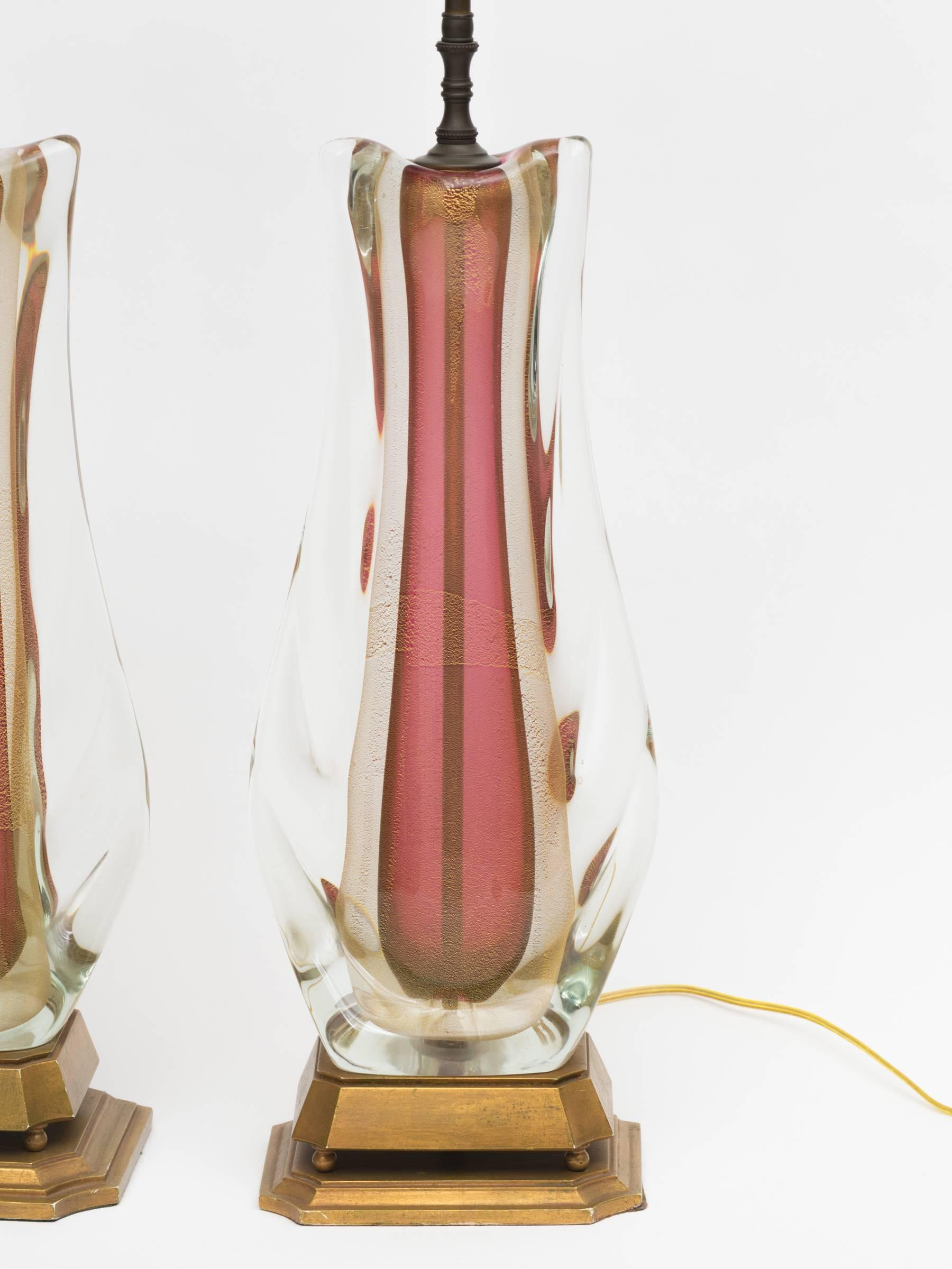 Importante paire de verres Sommerso italiens Murano vintage, épais verre soufflé Sommerso transparent et rose avec inclusions de feuilles d'or, reposant sur des bases en bois doré.