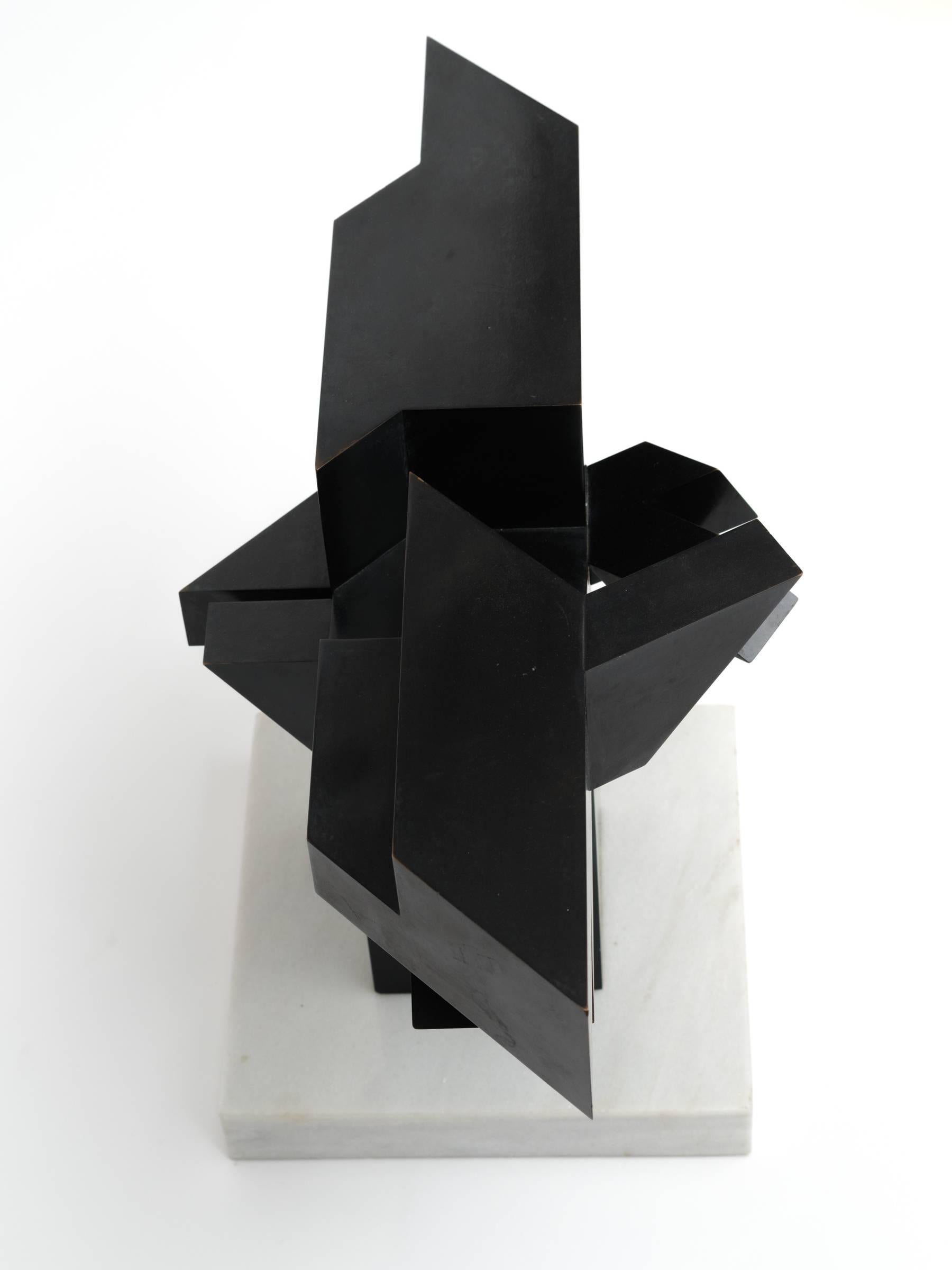 Grafik-Abstrakte geometrische Bronzeskulptur im Angebot 1