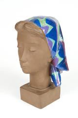 Escultura de cerámica de una mujer con bufanda de colores de Johannes Hedegaard