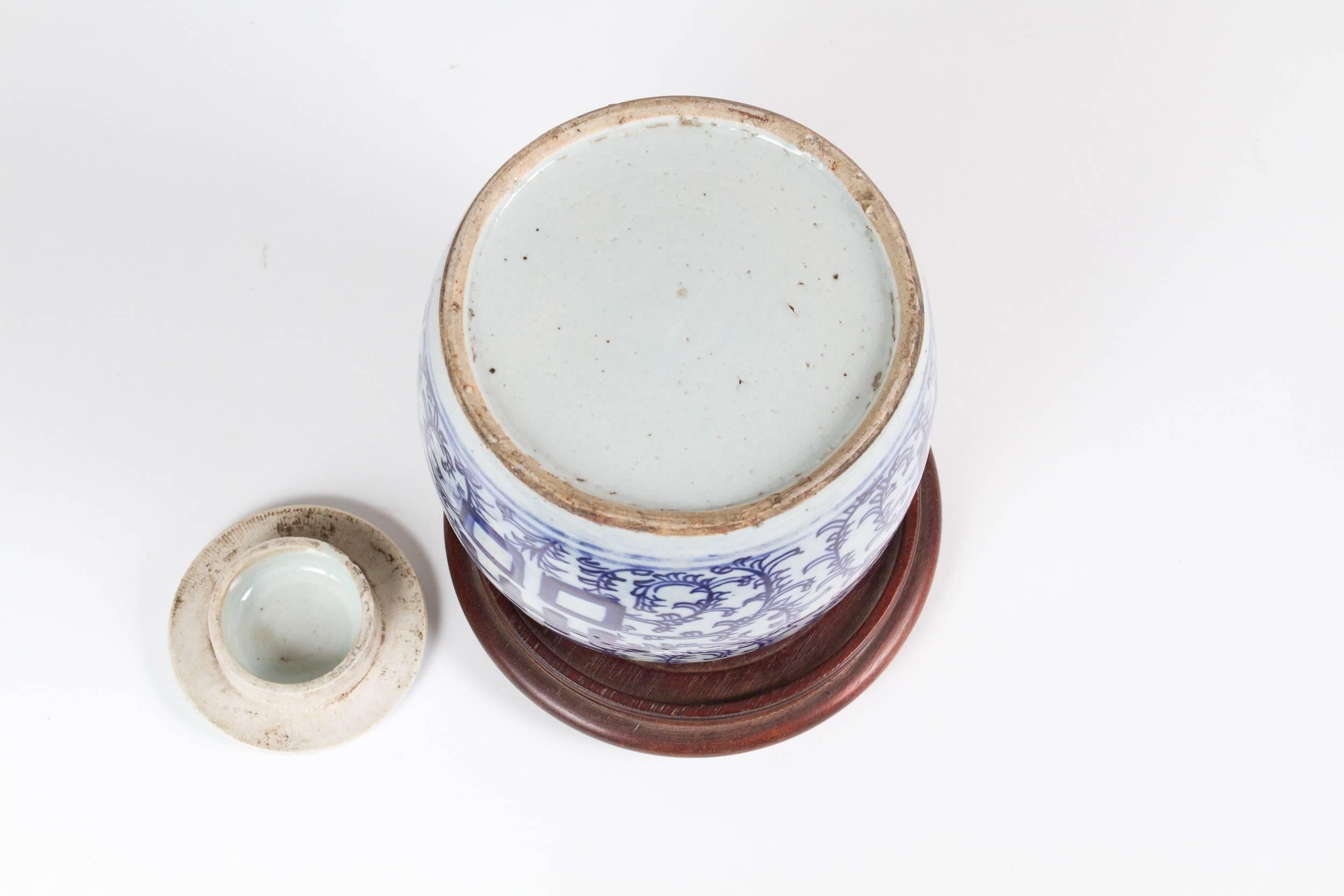 Pair of Blue and White Porcelain Chinese Ginger Jars In Good Condition In Montreal, QC