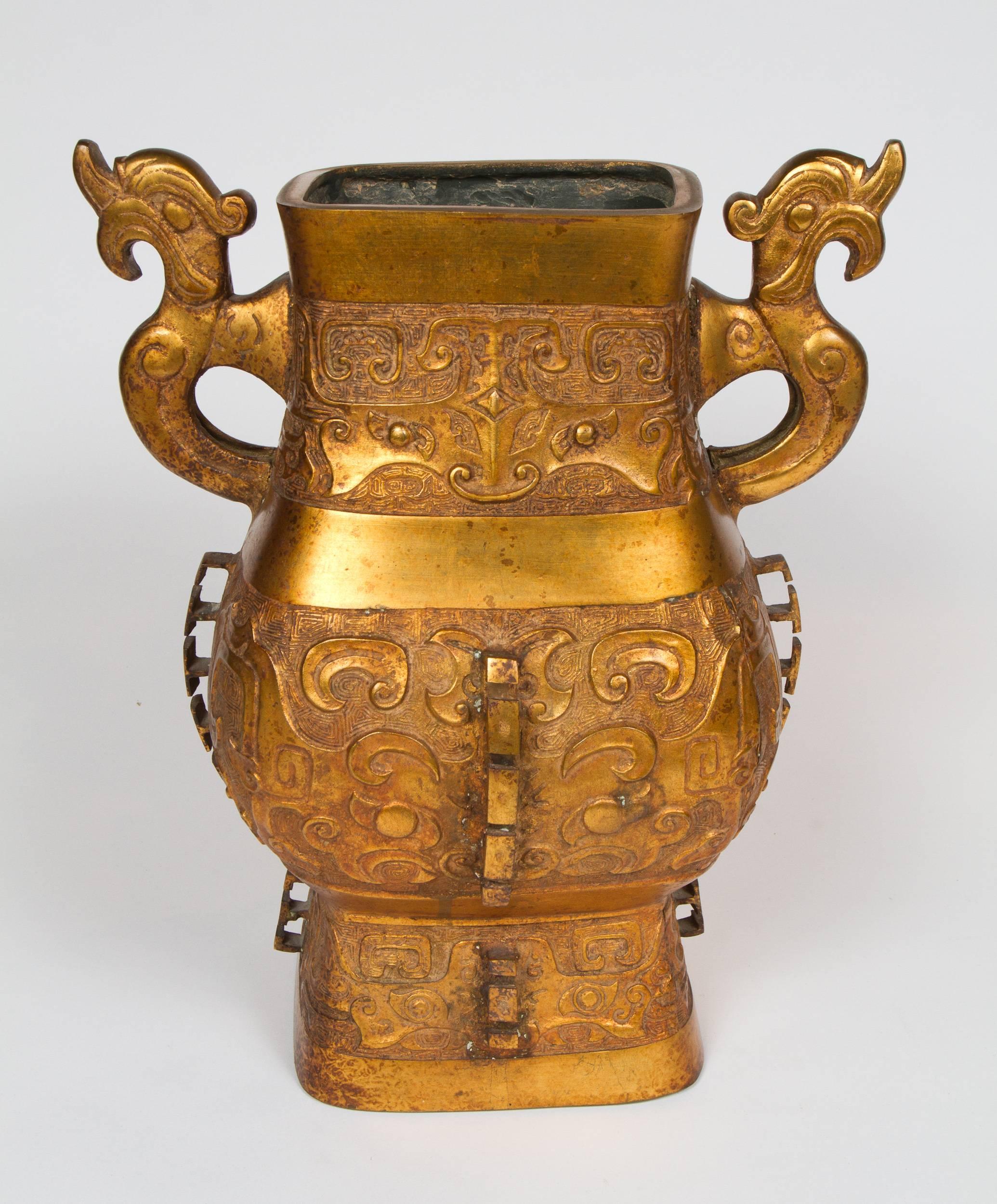 Impressionnante paire de vases en bronze de style archaïque en vente 2