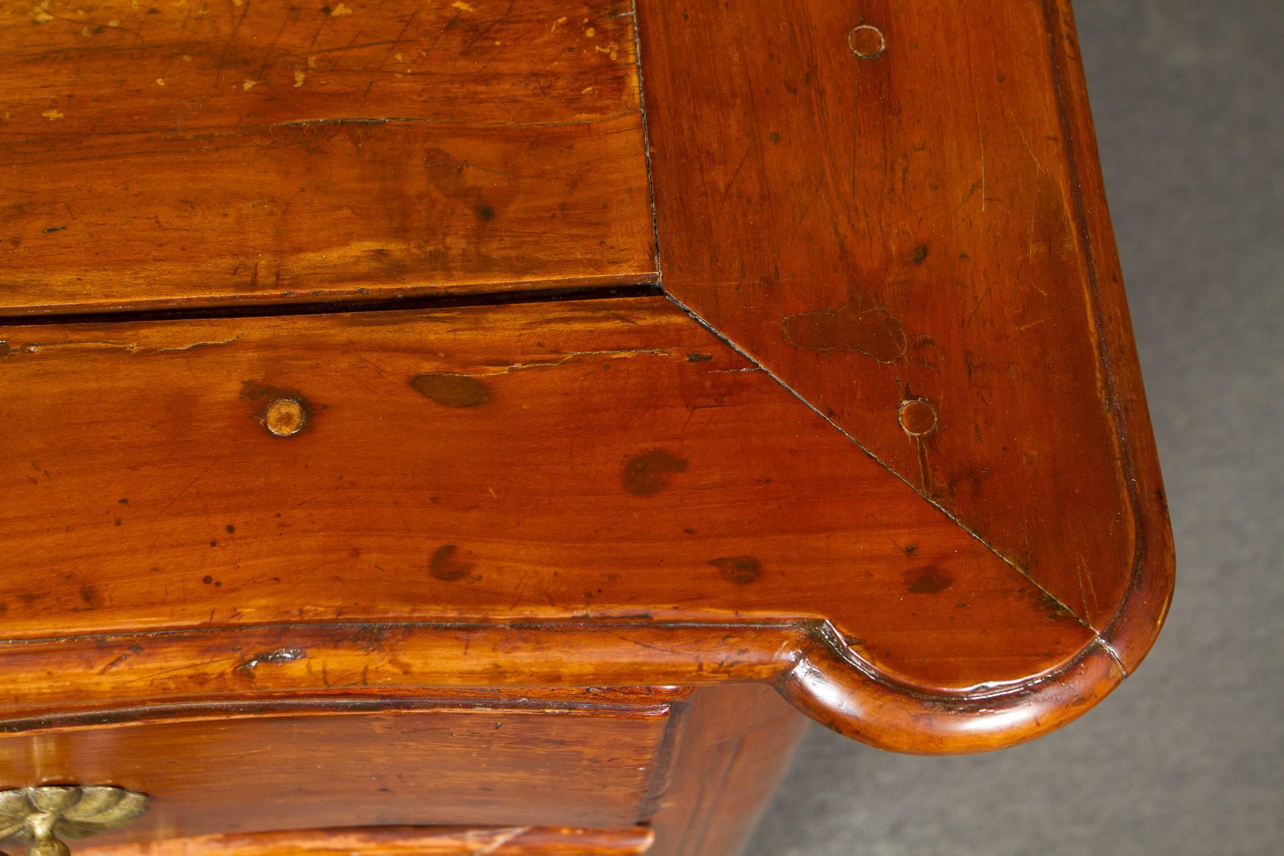 Elegant Louis XV Period Cherrywood Commode In Good Condition In Montreal, QC